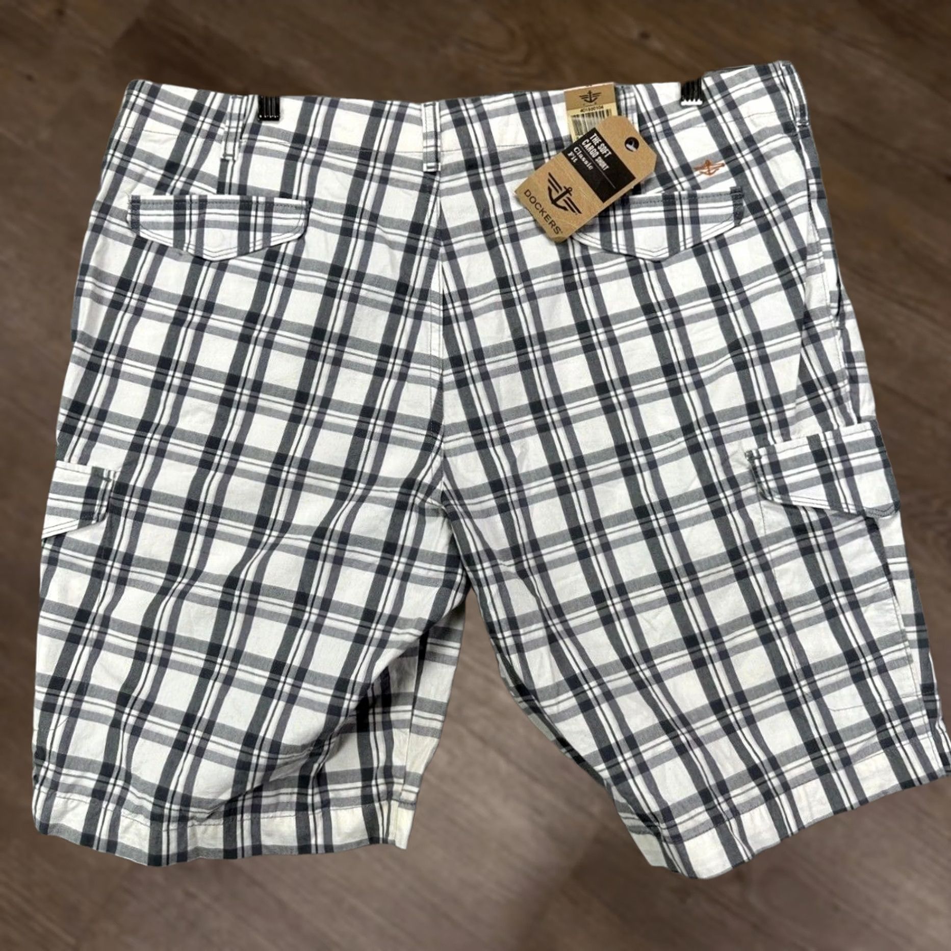 Dockers Dockers Shorts Cargo Mens 40 White Plaid Classic Fit Khaki Chino NEW Size US 40 / EU 56 - 1 Thumbnail