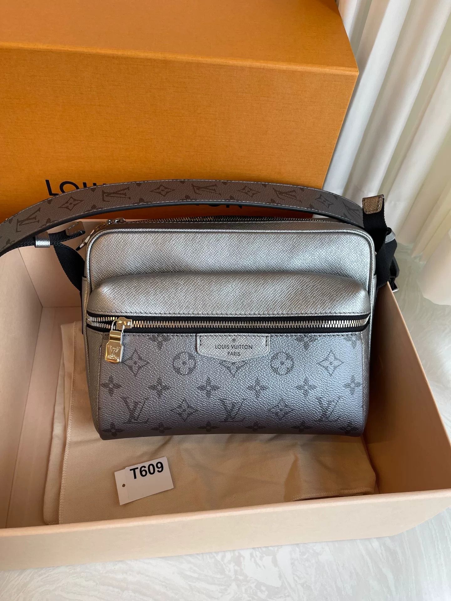 Louis Vuitton Pre-loved Bag Very good condition Size ONE SIZE - 1 Thumbnail