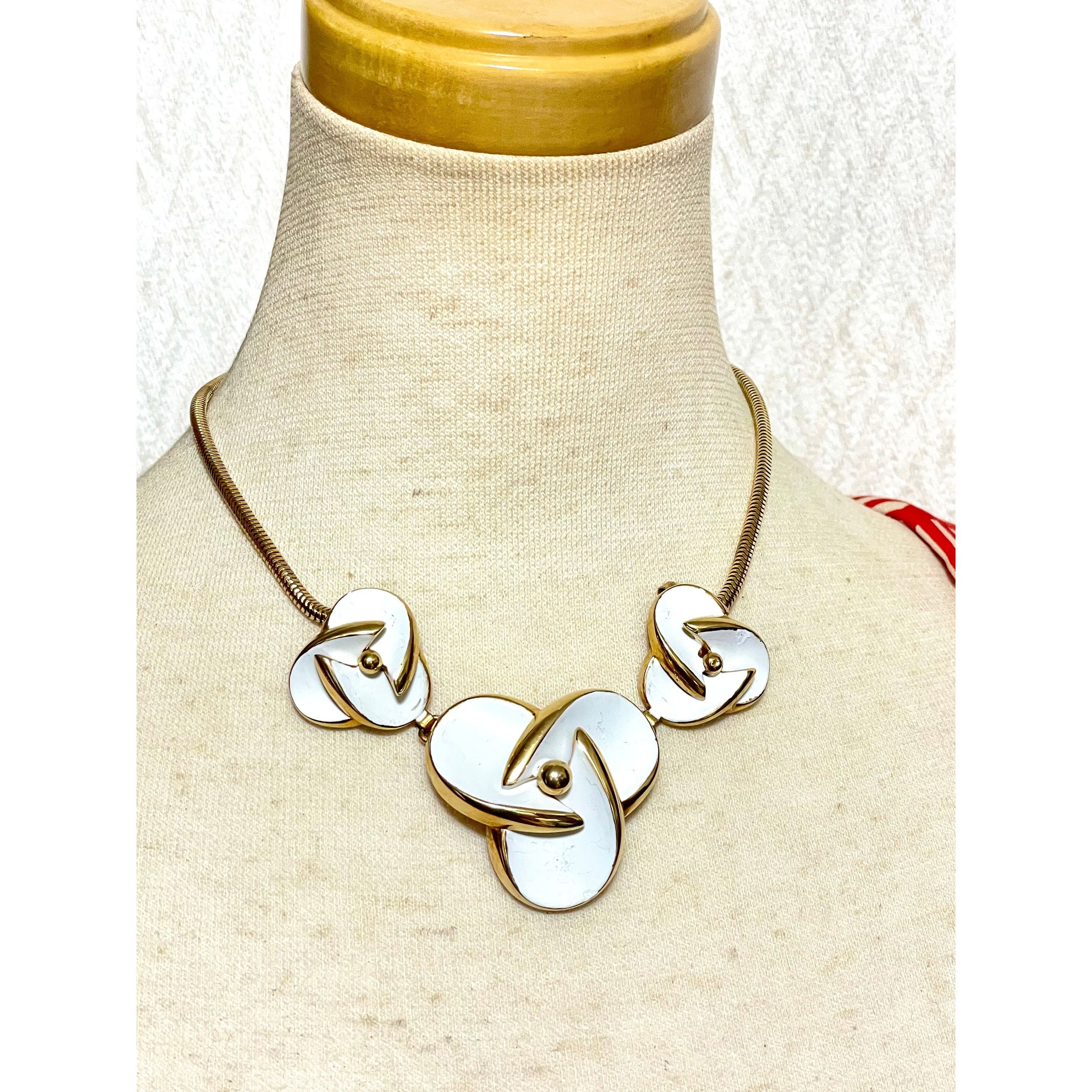 Dior Vintage Christian Dior white flower charm necklace. Size ONE SIZE - 2 Thumbnail