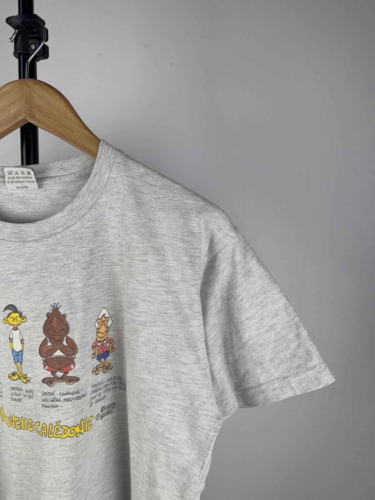 Vintage Humor 90s Nouvelle Caledonie Funny Tourist Cartoon T-Shirt Size US M / EU 48-50 / 2 - 2 Thumbnail