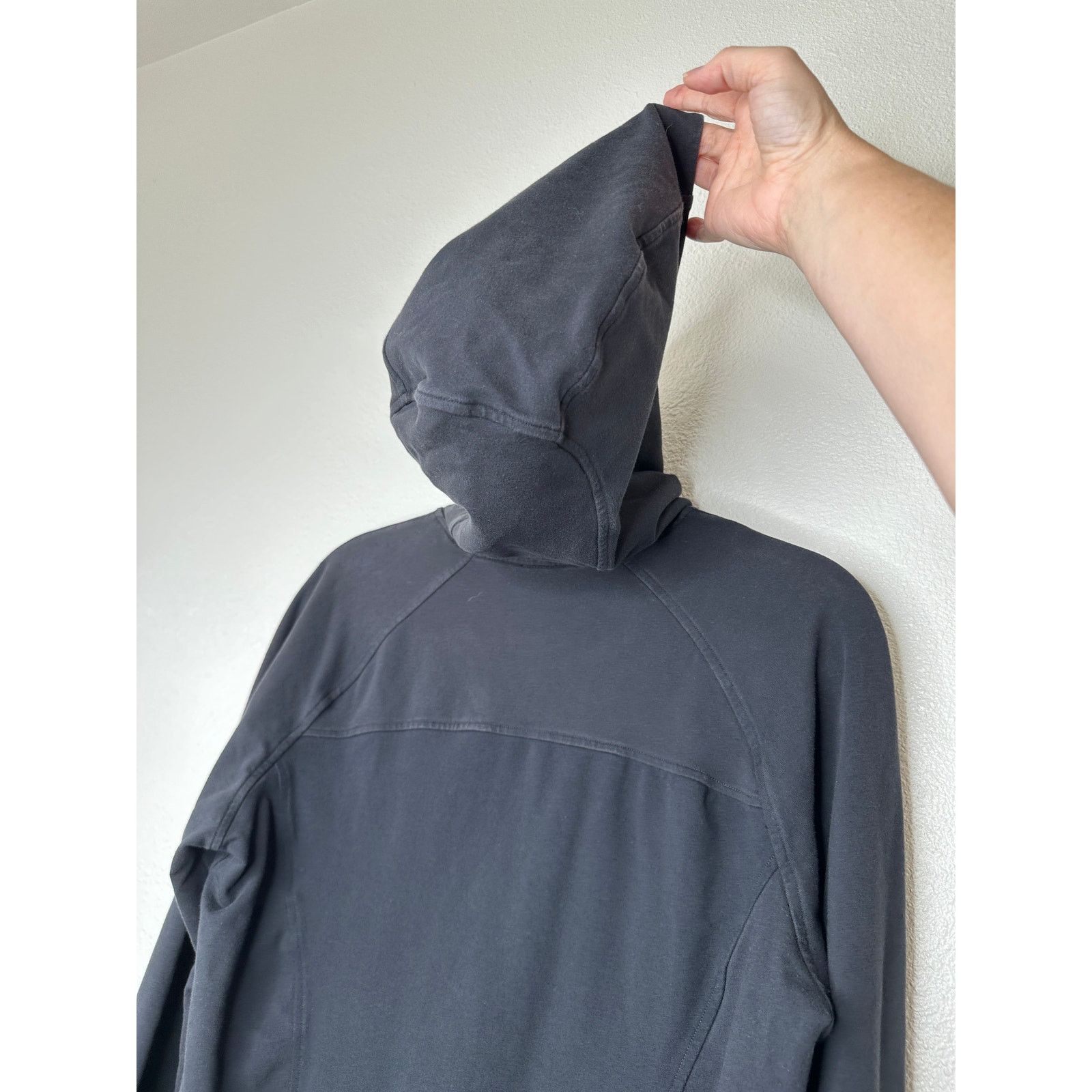 Lululemon Lululemon Black Long Sleeve Pullover Front Pocket Hoodie 4 Size S / US 4 / IT 40 - 8 Thumbnail