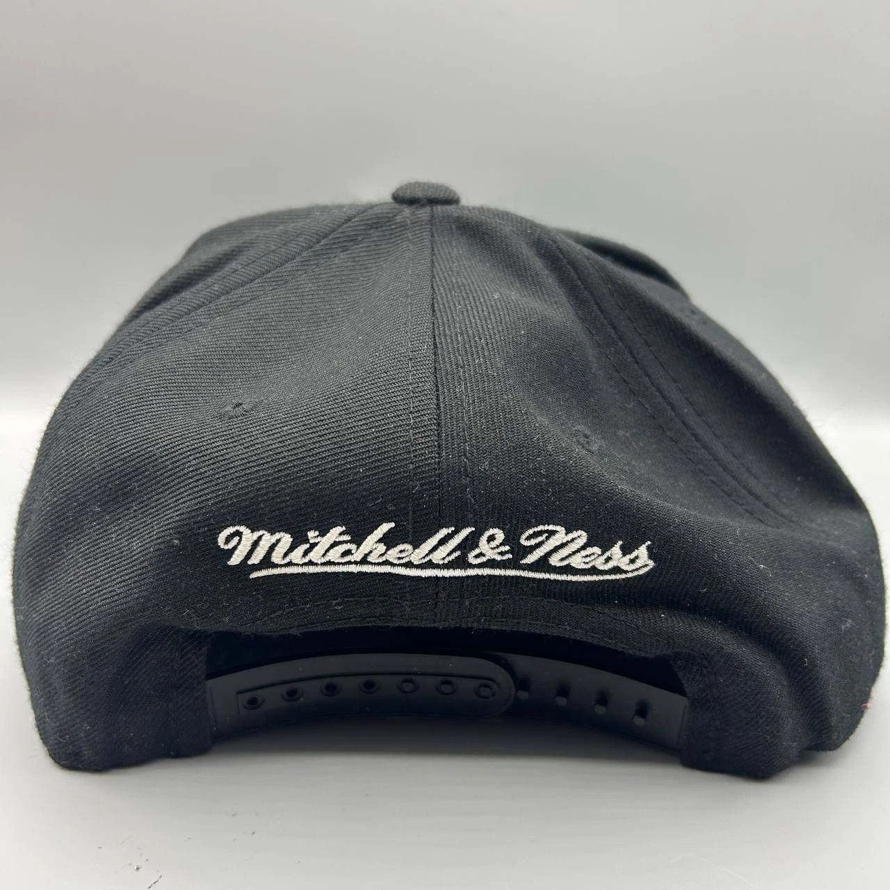 Mitchell & Ness New York Knicks Hat Men Black Embroidered Snap Back Cap Size ONE SIZE - 8 Thumbnail