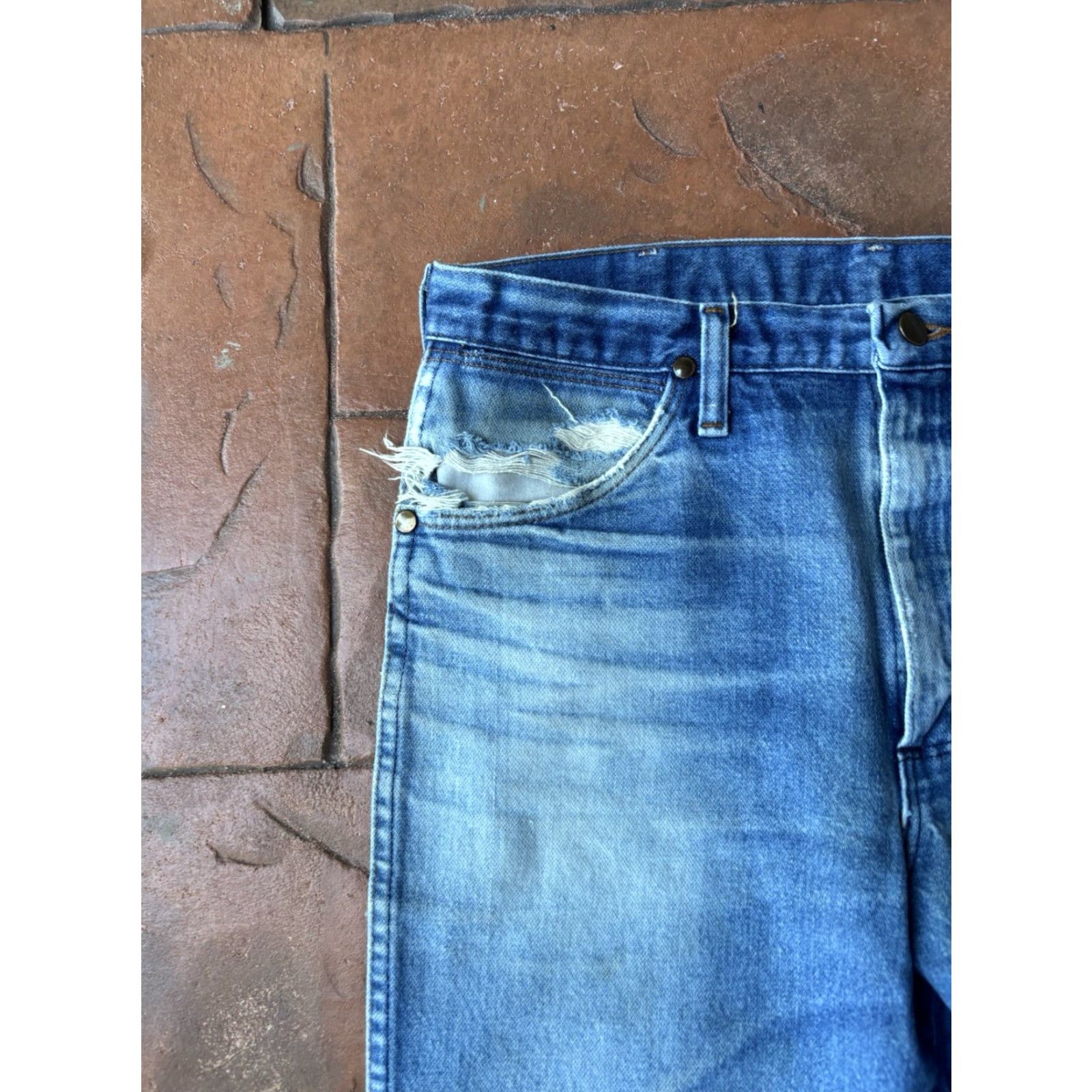 Wrangler VINTAGE Wrangler Jeans Men 33x32 Denim Distressed 80s 90s USA Western Straight Style Blue Cotton 5-Pocket Mens Size US 33 - 4 Thumbnail