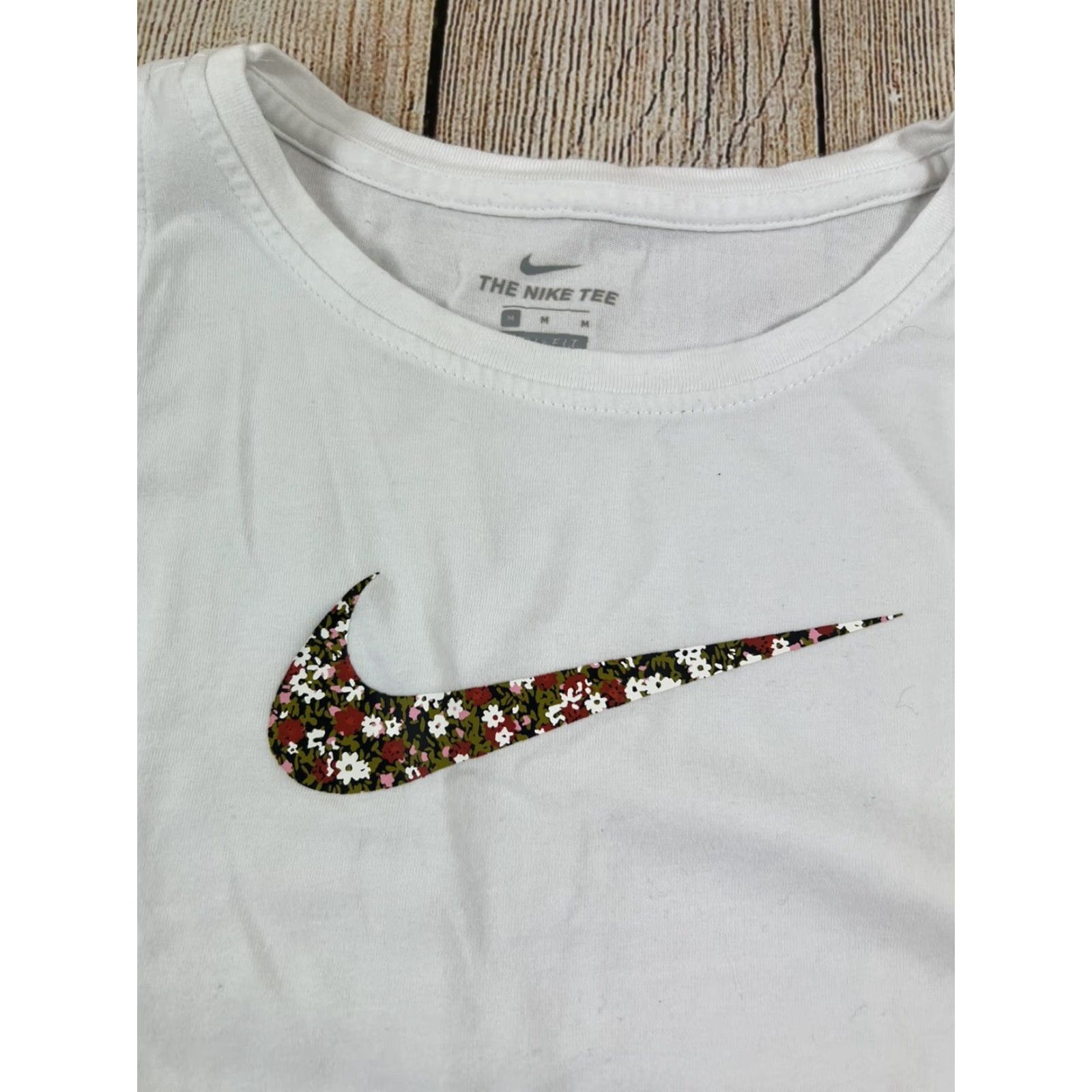 Nike VINTAGE Women’s Nike Tank Shirt White Logo Flower Print Size M Womens Size M / US 6-8 / IT 42-44 - 2 Thumbnail