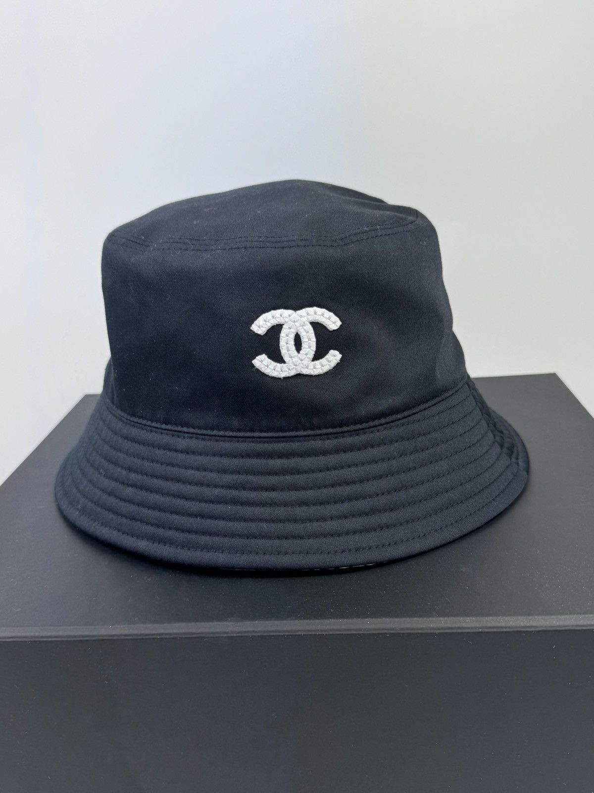 Chanel REVERSIBLE LOGO BUCKET HAT | Grailed display picture 1
