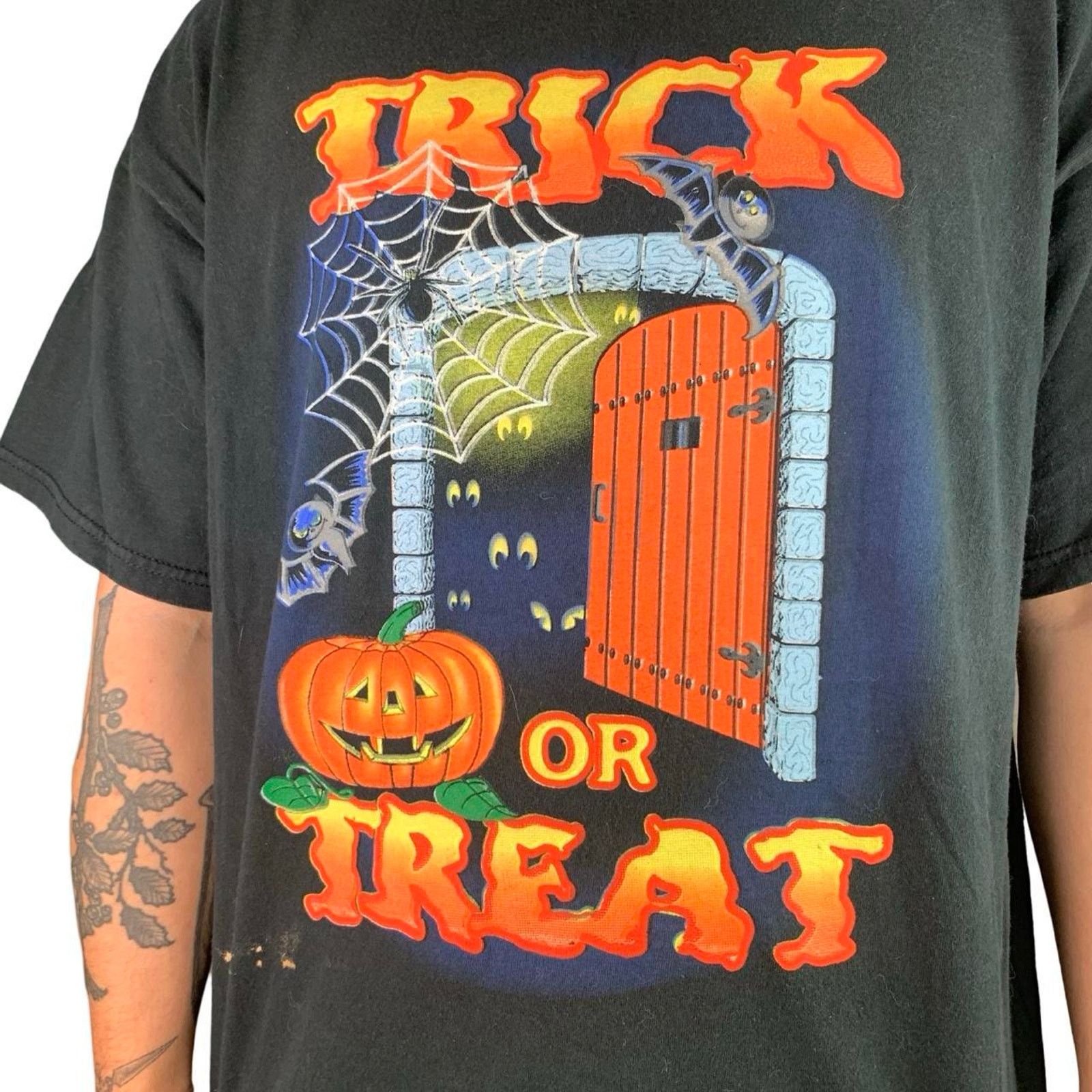 Japanese Brand × Vintage Vintage 90s Trick or Treat Halloween Graphic T-Shirt Size US XL / EU 56 / 4 - 2 Thumbnail