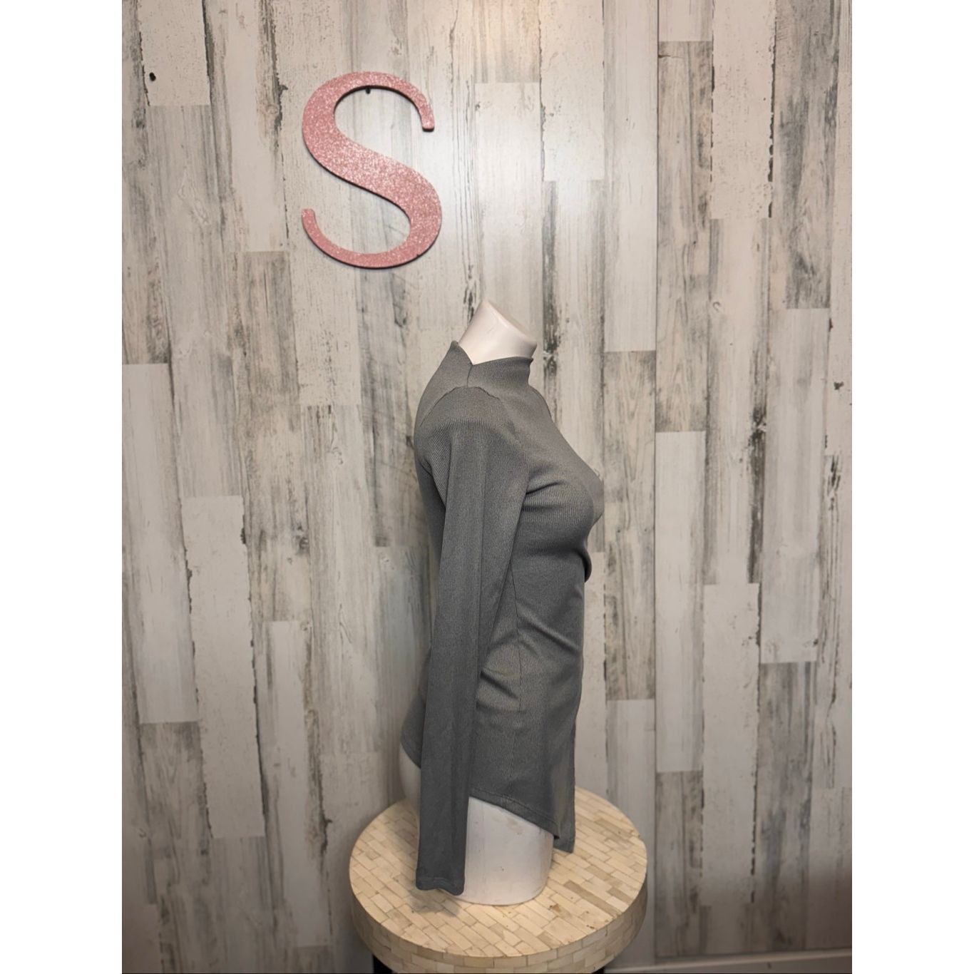 Other Fashion Nova Gray Asymmetrical Hem Long Sleeve Top Size S Size S / US 4 / IT 40 - 2 Thumbnail
