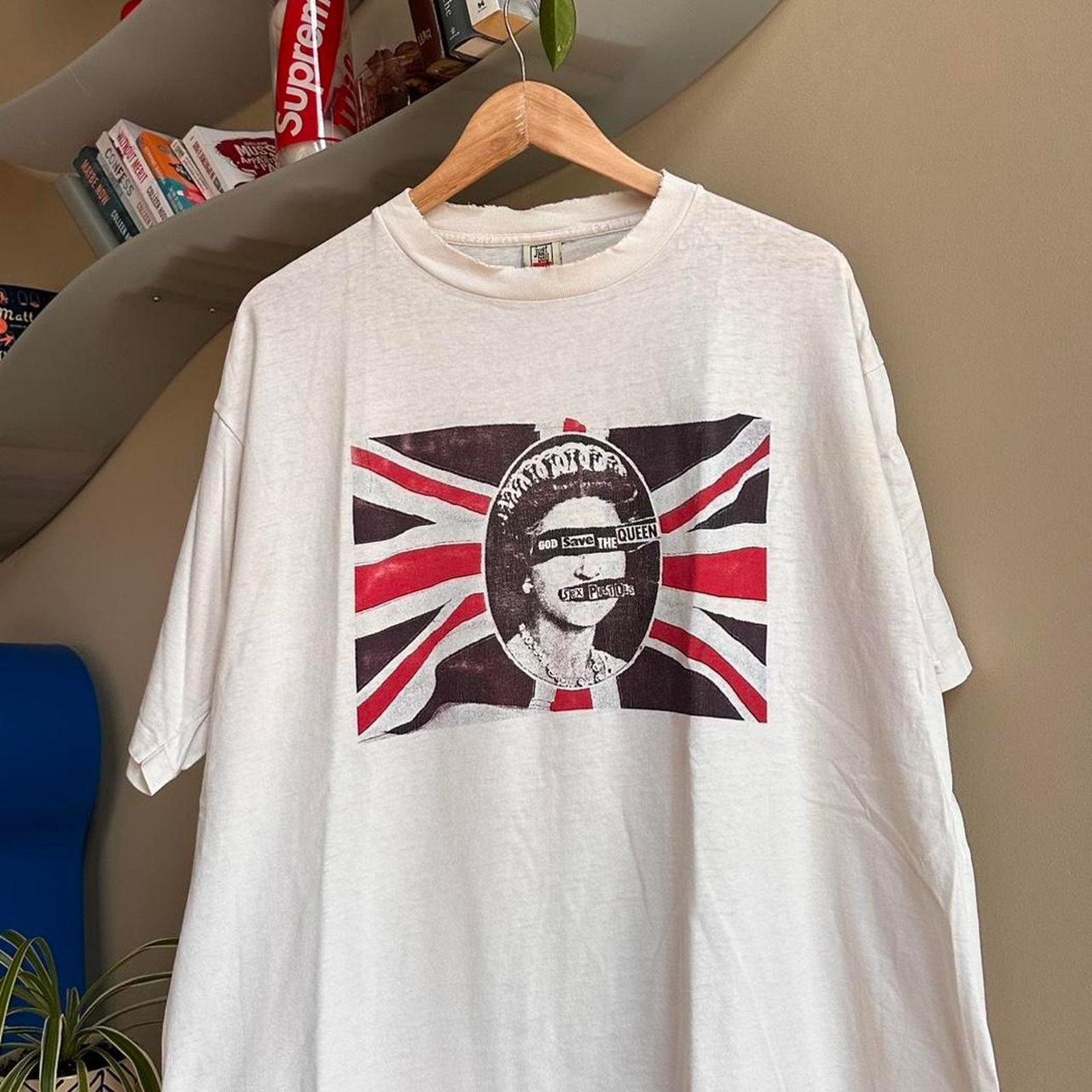 Band Tees × Vintage Vintage Sex Pistols God Save The Queen Shirt Size US XL / EU 56 / 4 - 2 Thumbnail