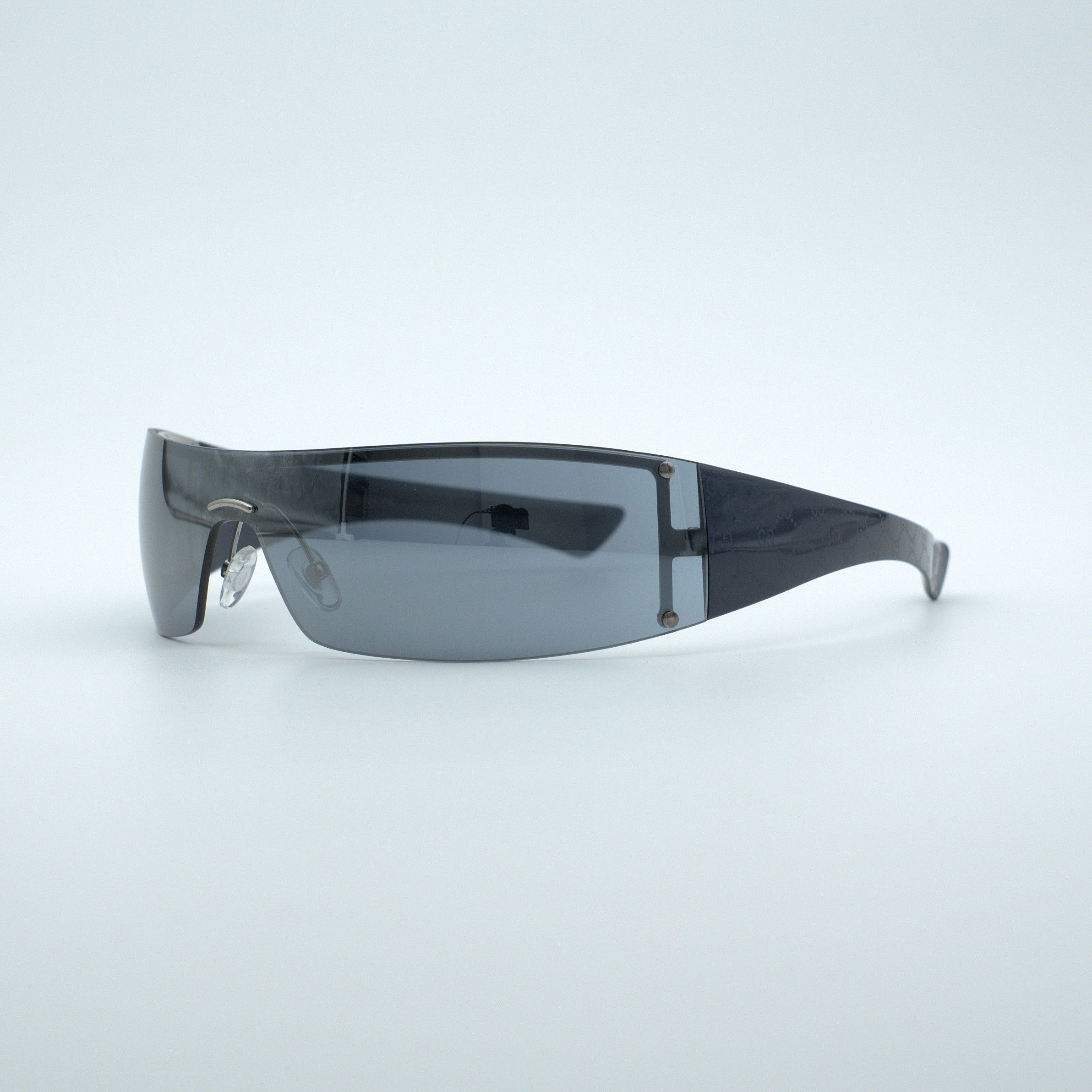 グッチ　GG2432/S 透け感のあるグレー　サングラス　スクエアGロゴ　Y2K Gucci × Streetwear × Vintage 1990s Gucci Sunglasses Vintage GG