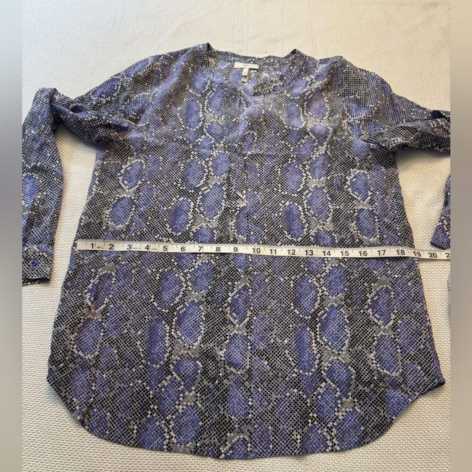 Joie Beautiful lavender snake print silk blouse by joie in size S Size S / US 4 / IT 40 - 6 Thumbnail