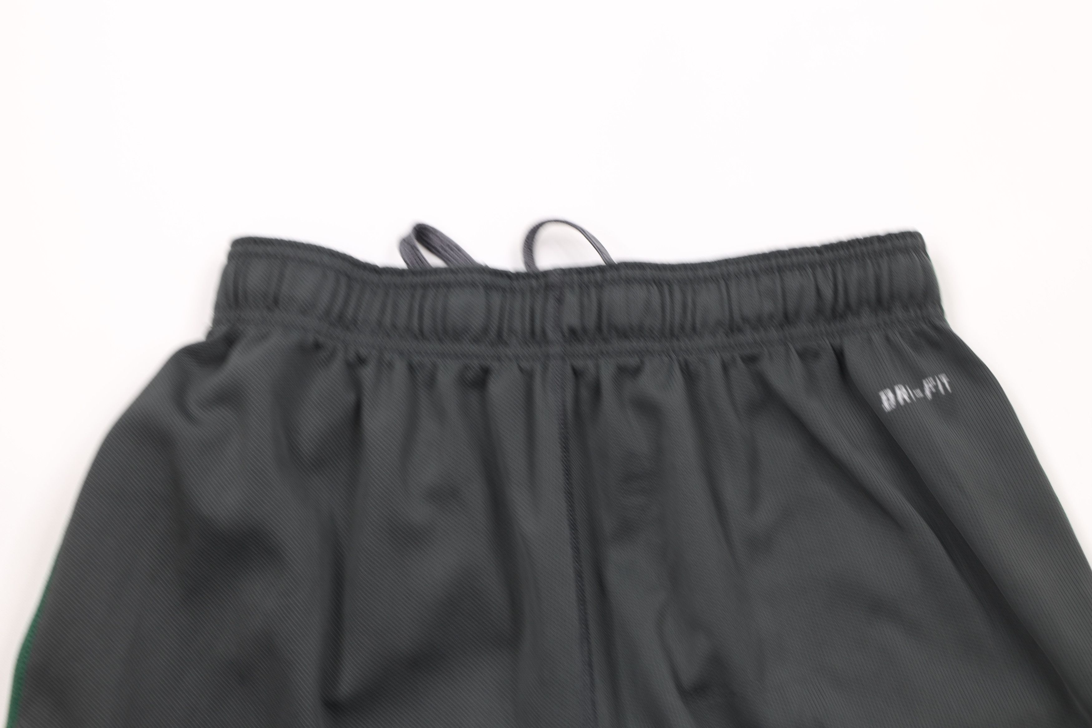 Nike × Vintage Nike University of Oregon Basketball Shorts Gray Green Size US 30 / EU 46 - 11 Thumbnail
