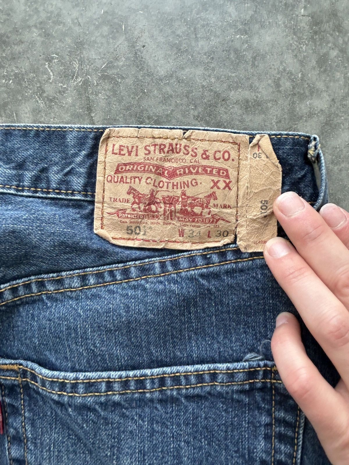 Levi's Vintage Y2K Levis 501xx Denim Jeans 34x30 Dark Wash Size US 34 / EU 50 - 9 Thumbnail