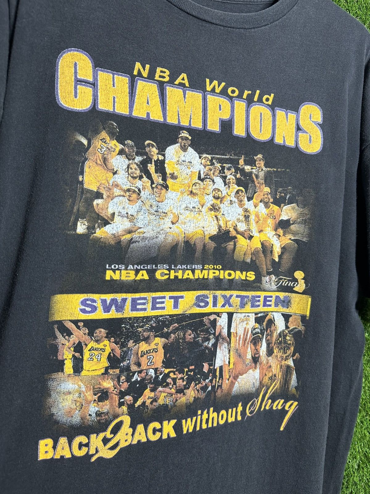 Vintage 🚨Vintage LA Lakers 2010 Champions Kobe NBA Rap Tee T-Shirt Size US XL / EU 56 / 4 - 4 Thumbnail