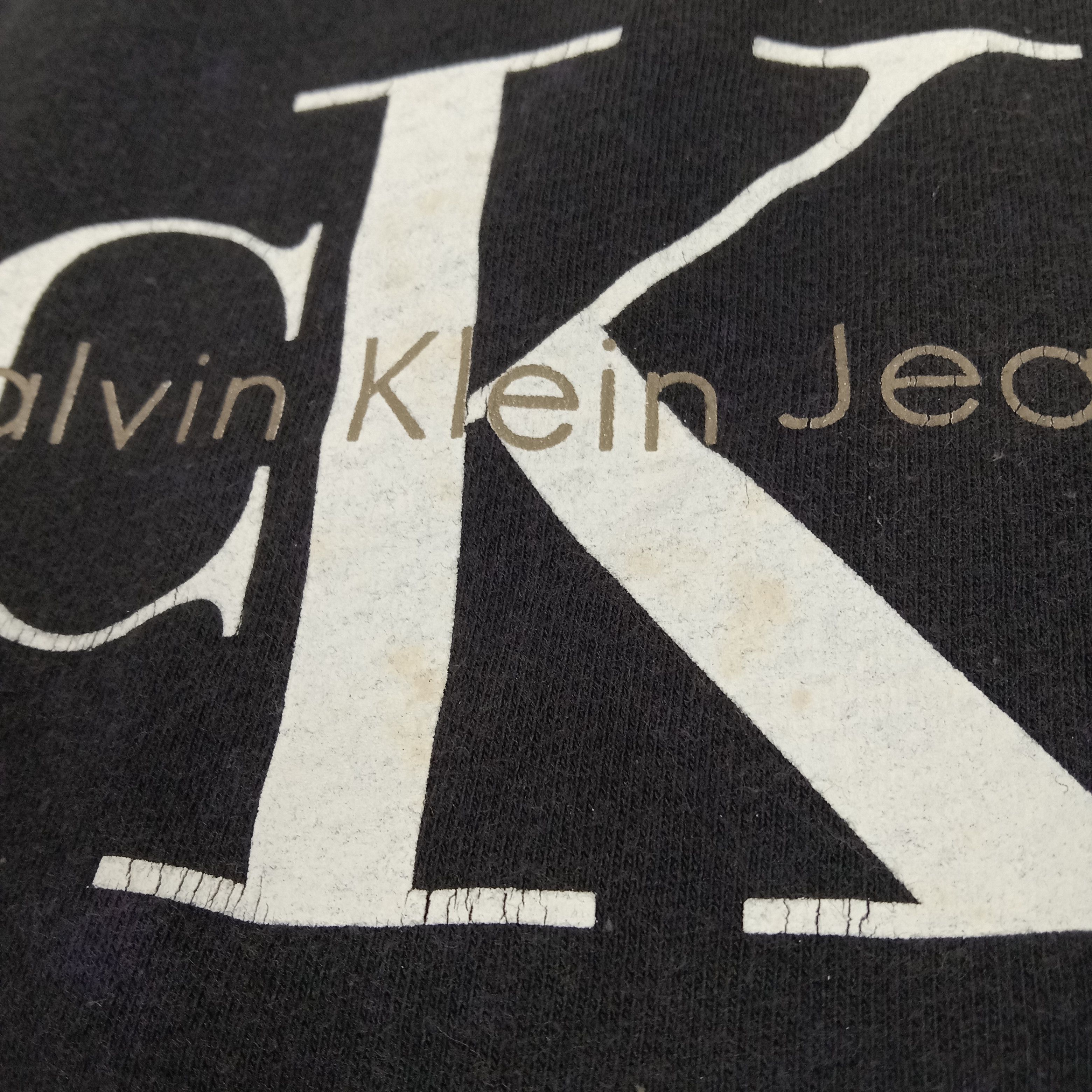 Calvin Klein × Vintage Calvin Klein Center Logo Spell Out Design Vintage Tshirt Size US L / EU 52-54 / 3 - 14 Thumbnail