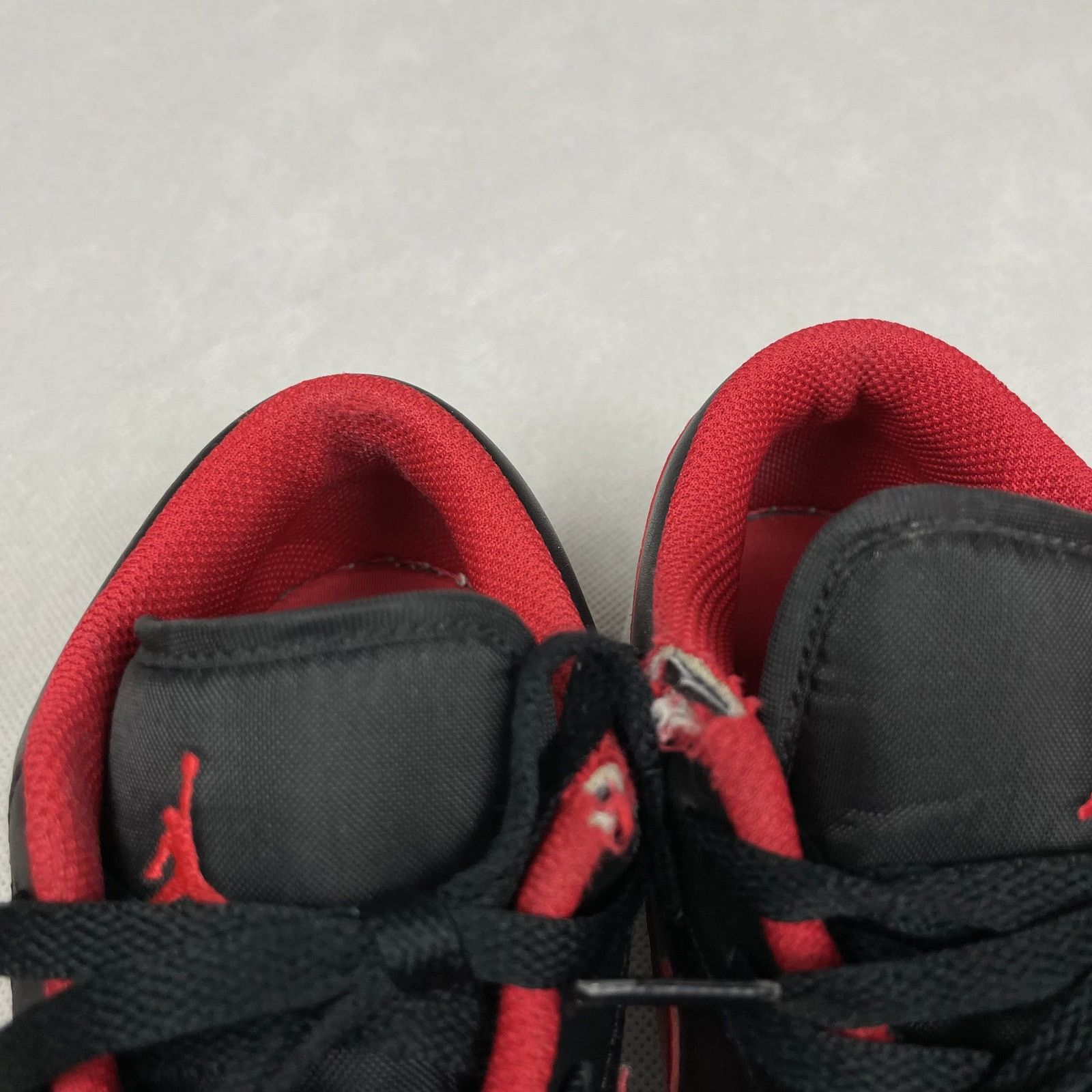 Jordan Brand × Nike Nike Air Jordan 1 Low GS 553560-063 Black Red Sneakers 6.5Y Size US 6.5 / EU 39-40 - 8 Thumbnail