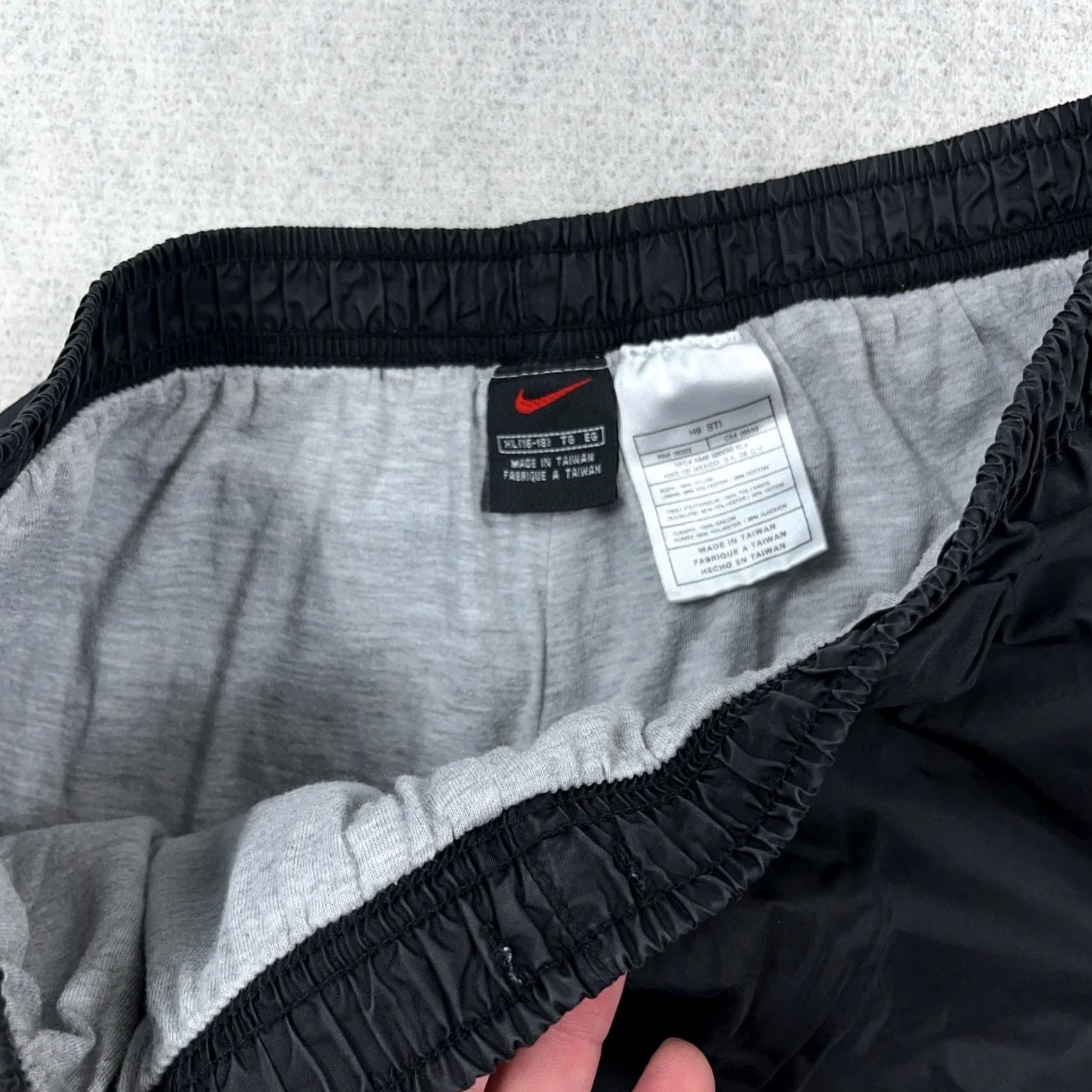 Nike Vintage Nike Pants Women XL Black Windbreakers Track Pants 90s Sportswear Nike Womens XL Black 90s Size 40" / US 18 - 5 Thumbnail