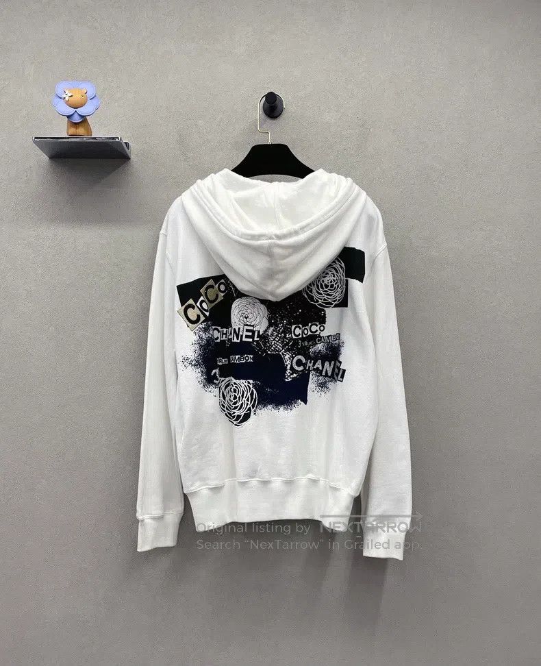 Chanel Chanel White graffiti jacket Size M / US 6-8 / IT 42-44 - 2 Thumbnail