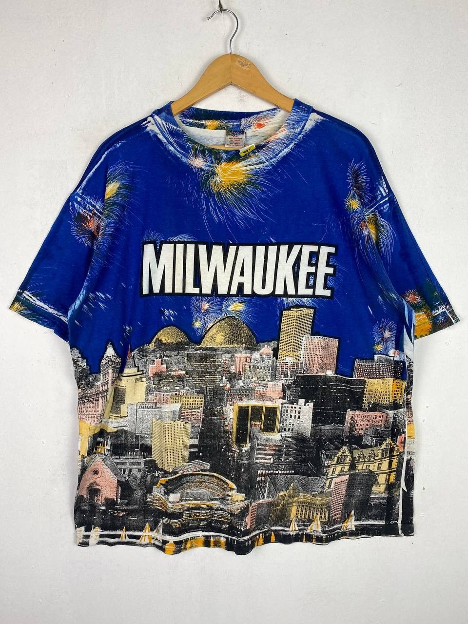 Vintage vintage milwaukee all over print tee nice design Size US XL / EU 56 / 4 - 1 Thumbnail