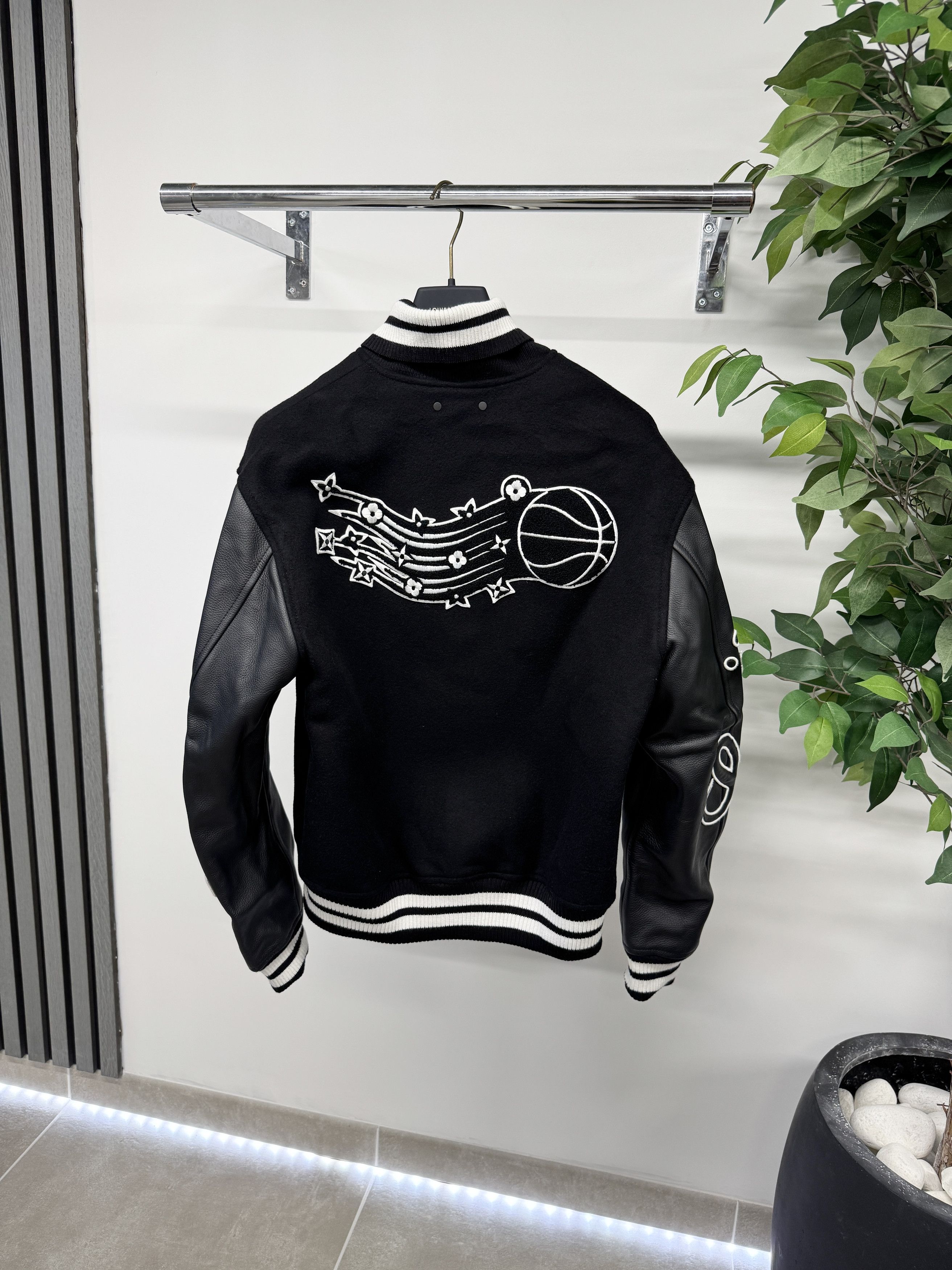 Louis Vuitton Louis Vuitton x NBA 1A8WU8 Basketball Jacket Black RRP £6300 Size US S / EU 44-46 / 1 - 2 Thumbnail