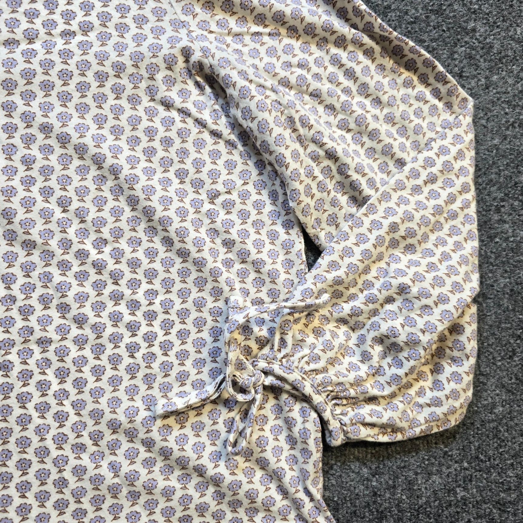 J.Crew J.CREW Blouse Shirt Womens Small Purple White Floral 1/4 Button Peasant Career Knit Lightweight Casual Long Sleeve Round Neck Buttoned Cuff Size S / US 4 / IT 40 - 4 Thumbnail