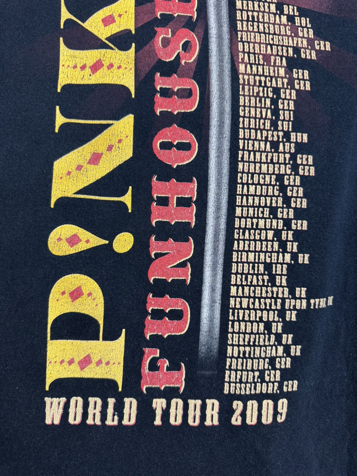 Band Tees Pink Funhouse World Tour 2009 Distressed T-shirt Size US S / EU 44-46 / 1 - 23 Thumbnail