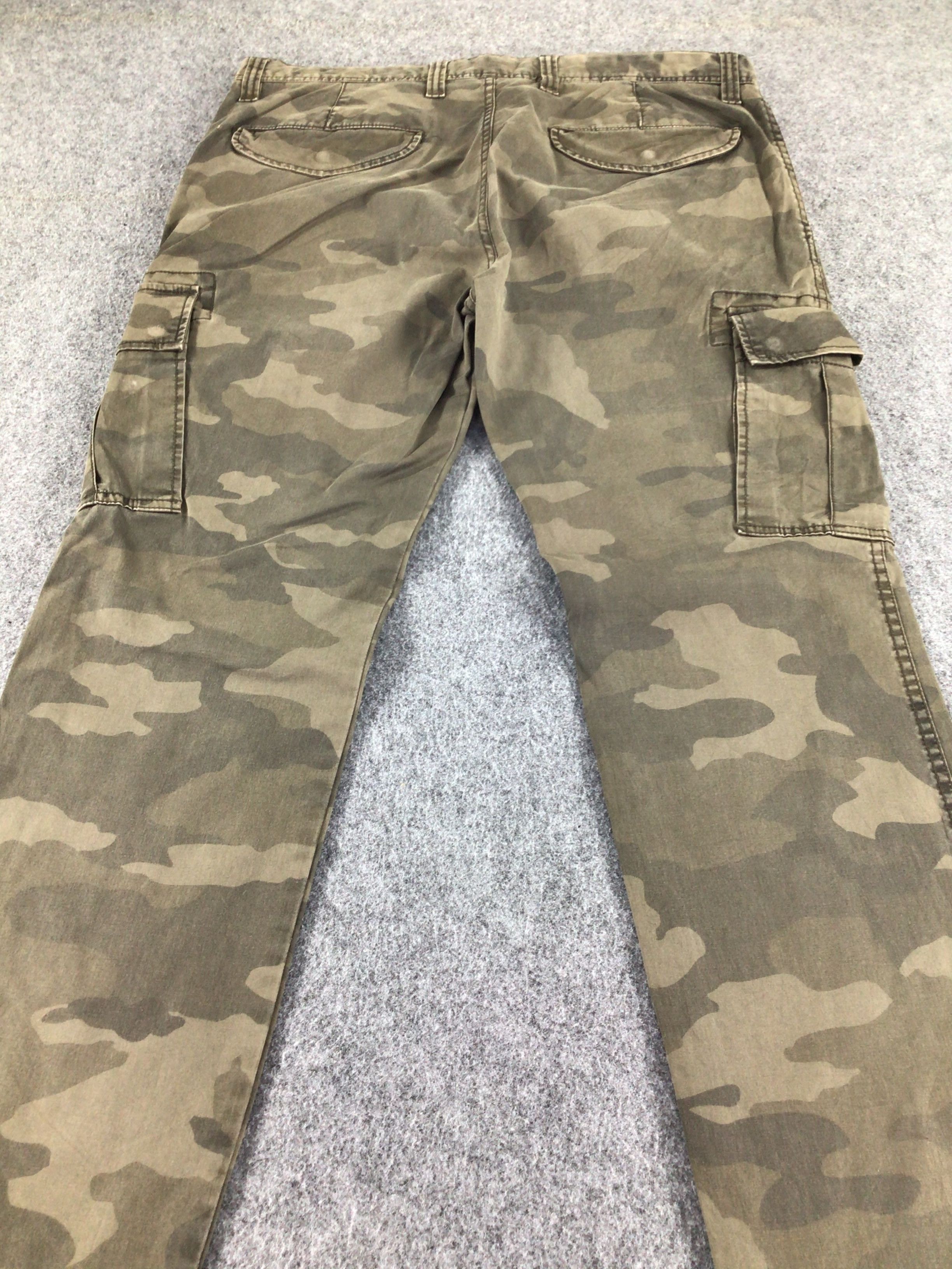 Uniqlo Uniqlo Camo Multi Pocket Cargo Pant-J133 Size US 35 - 4 Thumbnail