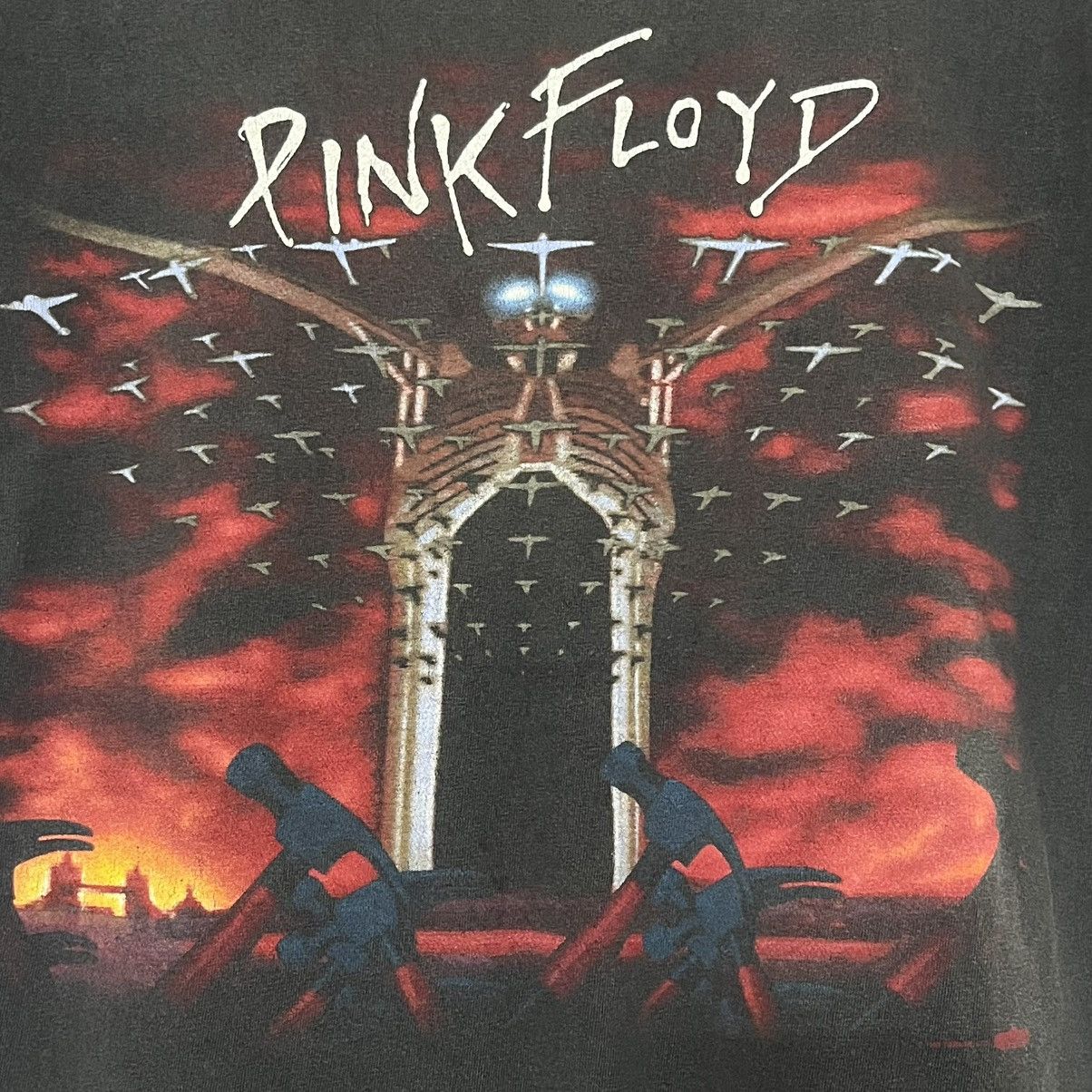 Band Tees × Pink Floyd × Vintage Vintage Pink Floyd The Wall 1997 Faded Distress Alter Fit M Size US M / EU 48-50 / 2 - 4 Thumbnail