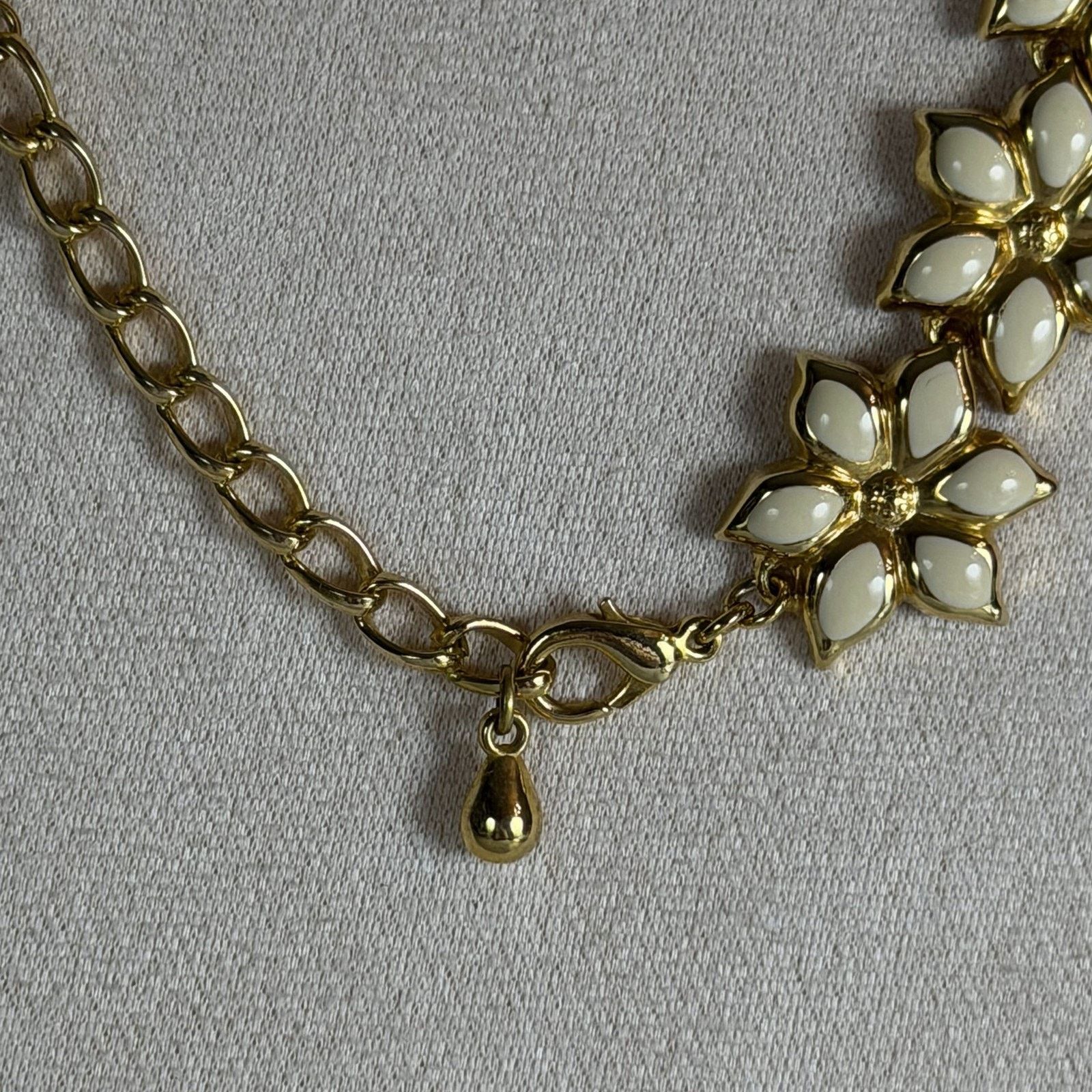 Other Lovely VTG 1980 17" Gold-Tone & Cream Enamel Flower Necklace Size ONE SIZE - 4 Thumbnail