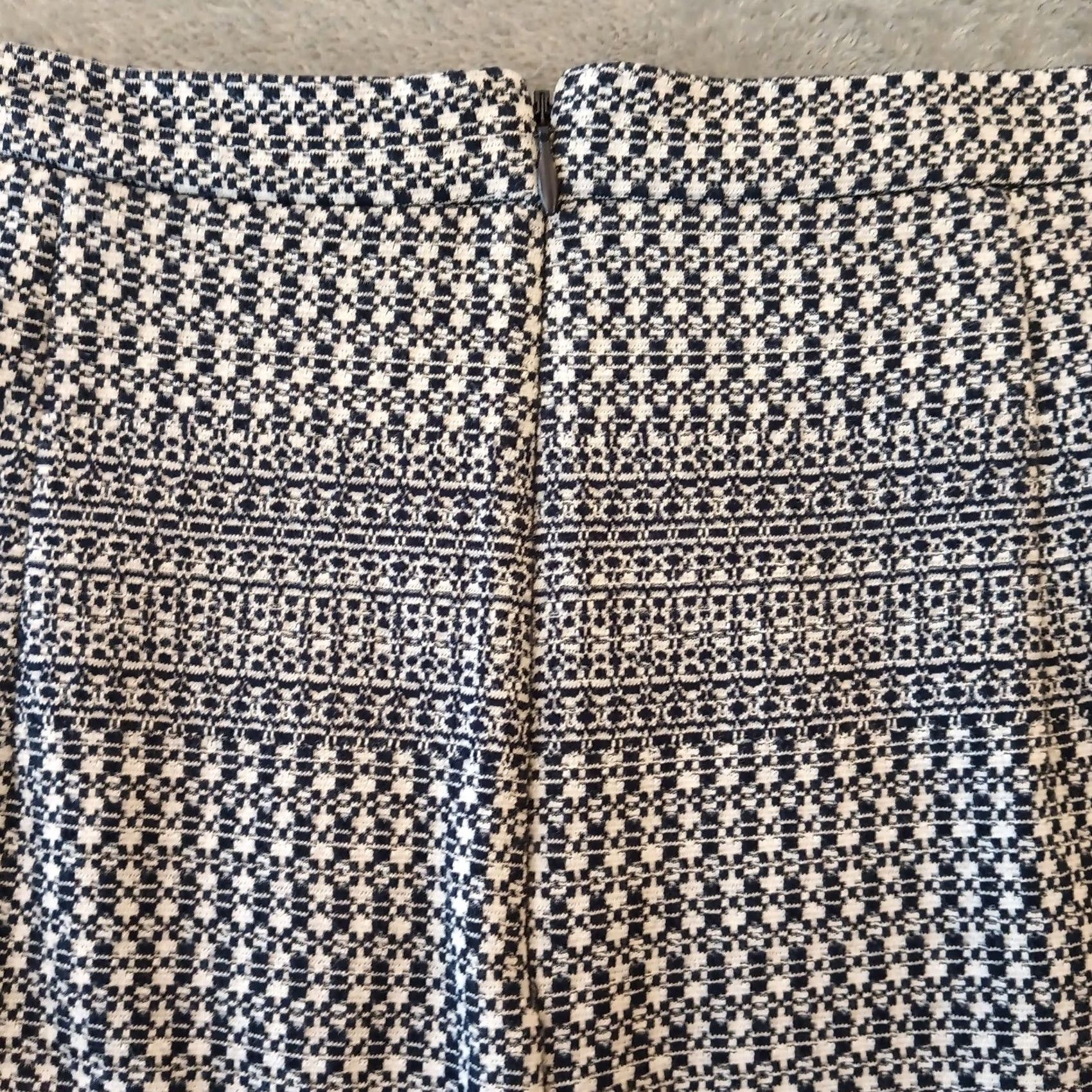 Banana Republic Banana Republic Blue Geometric Knit Lined Ruffle Accent Pencil Skirt Size 4 Size 27" / US 4 / IT 40 - 5 Thumbnail