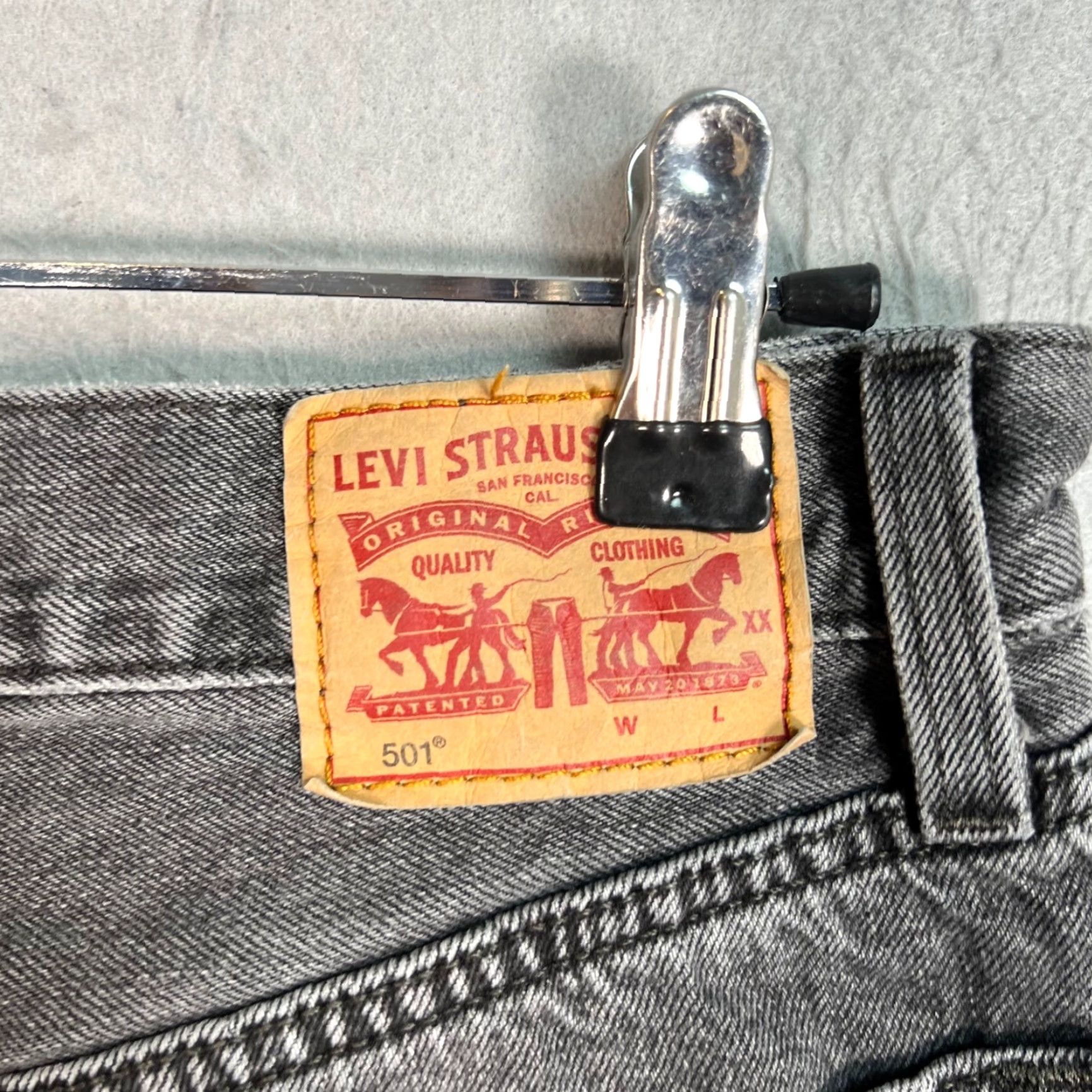Levi's VINTAGE Levi's 501 Jeans Womens 26 Gray Denim Straight- Leg High-Rise Distressed 5-Pocket Levi'S 501 Series Mens? Size 26" / US 2 / IT 38 - 3 Thumbnail