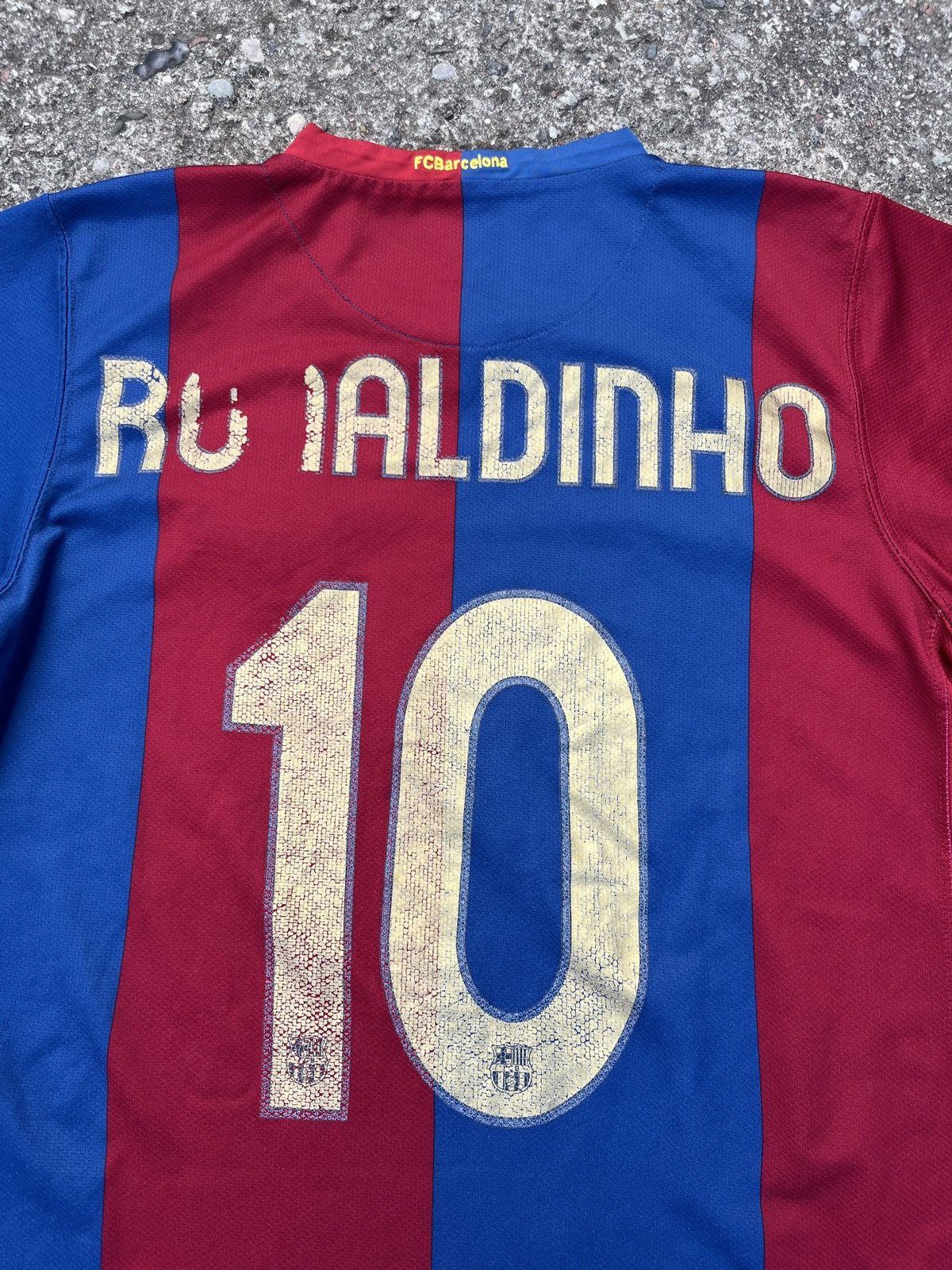 Nike Nike barcelona 06-07 ronaldinho gaucho jersey barca og Size US L / EU 52-54 / 3 - 3 Thumbnail