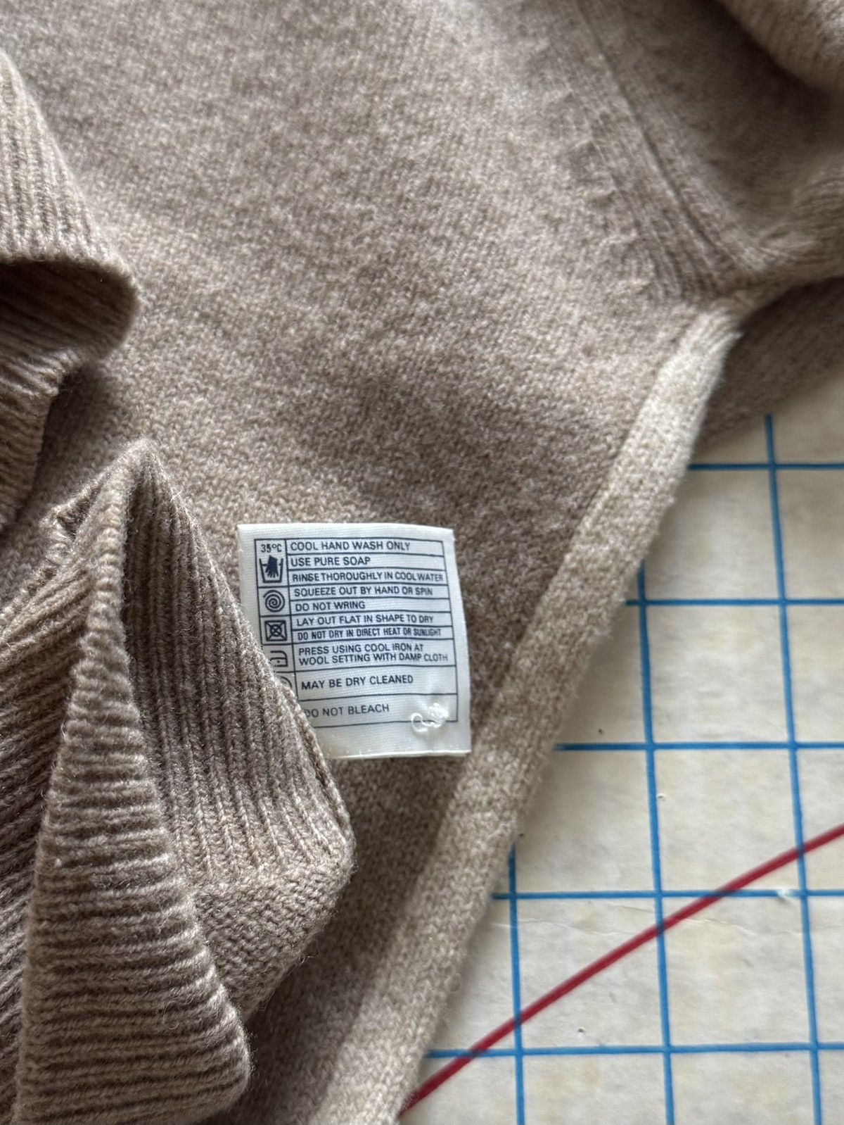 Pringle Of Scotland Vintage Pringle Of Scotland Wool V-Neck Knit Sweater Size 46 Size US L / EU 52-54 / 3 - 11 Thumbnail