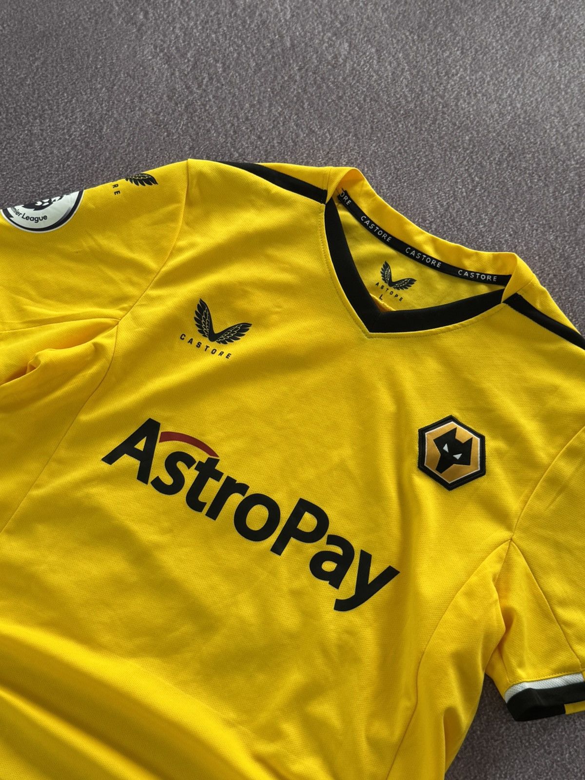 Vintage Wolves Streetwear Yellow Soccer Jersey - 2022/3 Size US L / EU 52-54 / 3 - 6 Thumbnail