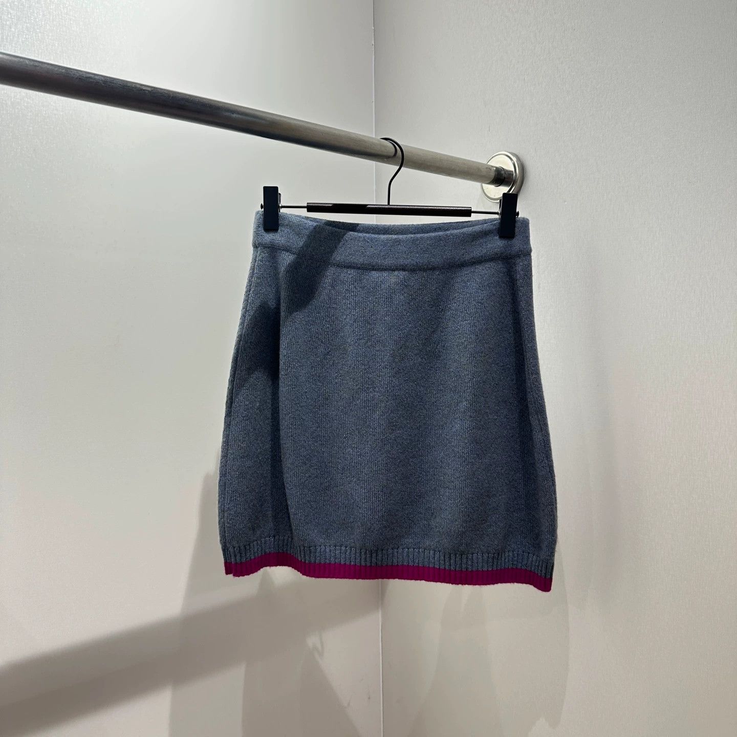 Chanel Chanel color blocked logo cashmere skirt FR34 Size 25" / US 0 / IT 36 - 2 Thumbnail