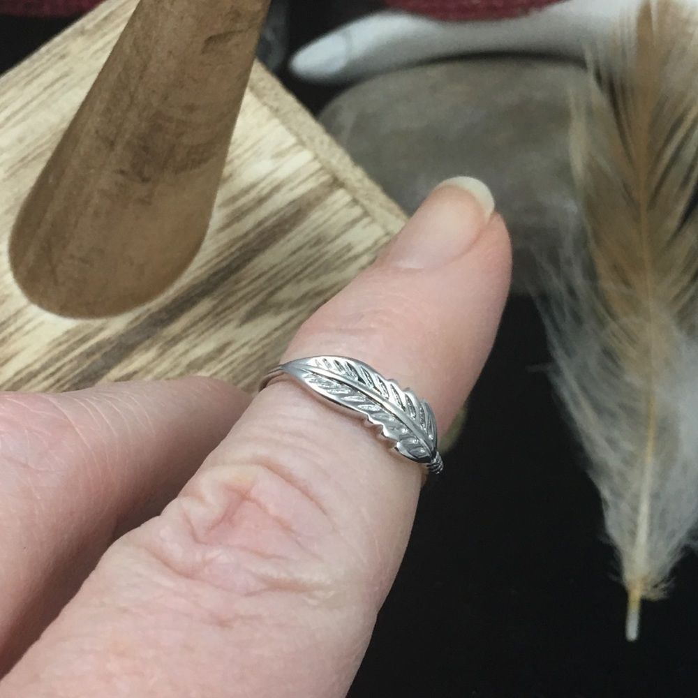 The Unbranded Brand Sterling Silver Leaf Ring Size 7 Size ONE SIZE - 3 Thumbnail