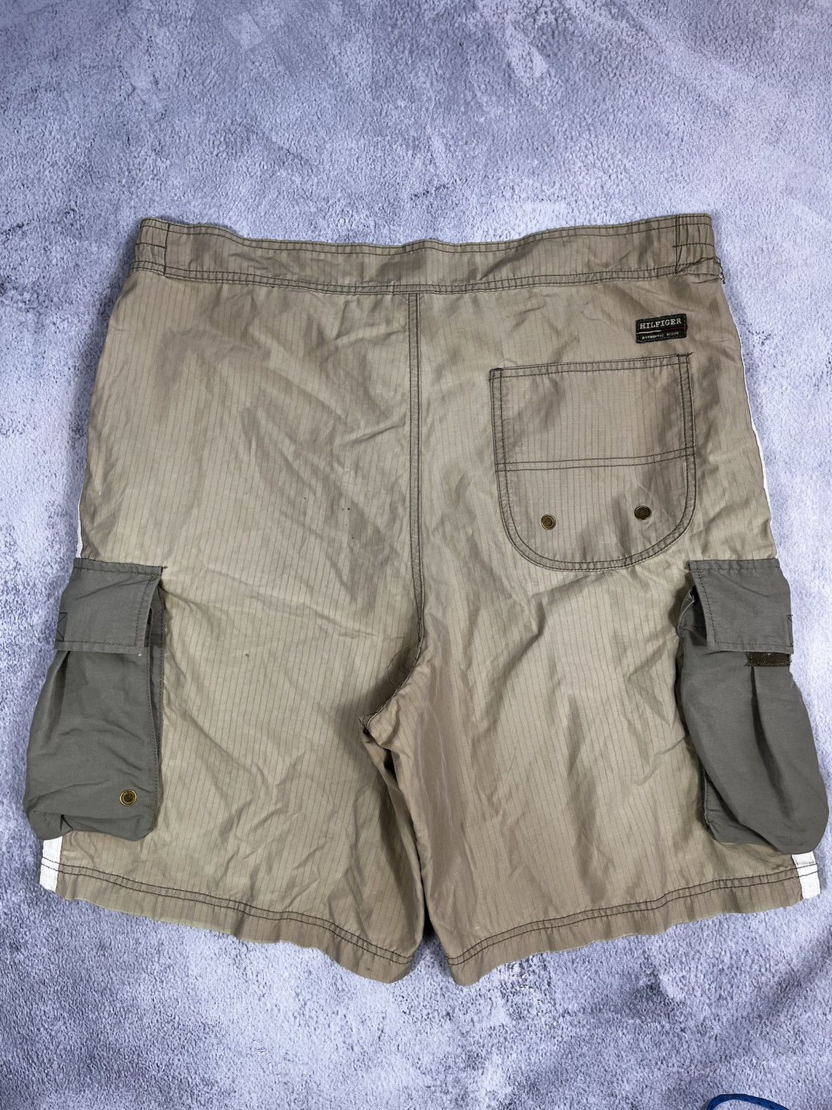 Tommy Hilfiger Vintage Tommy Hilfiger nylon shorts streetwear Y2K style L Size US 34 / EU 50 - 9 Thumbnail