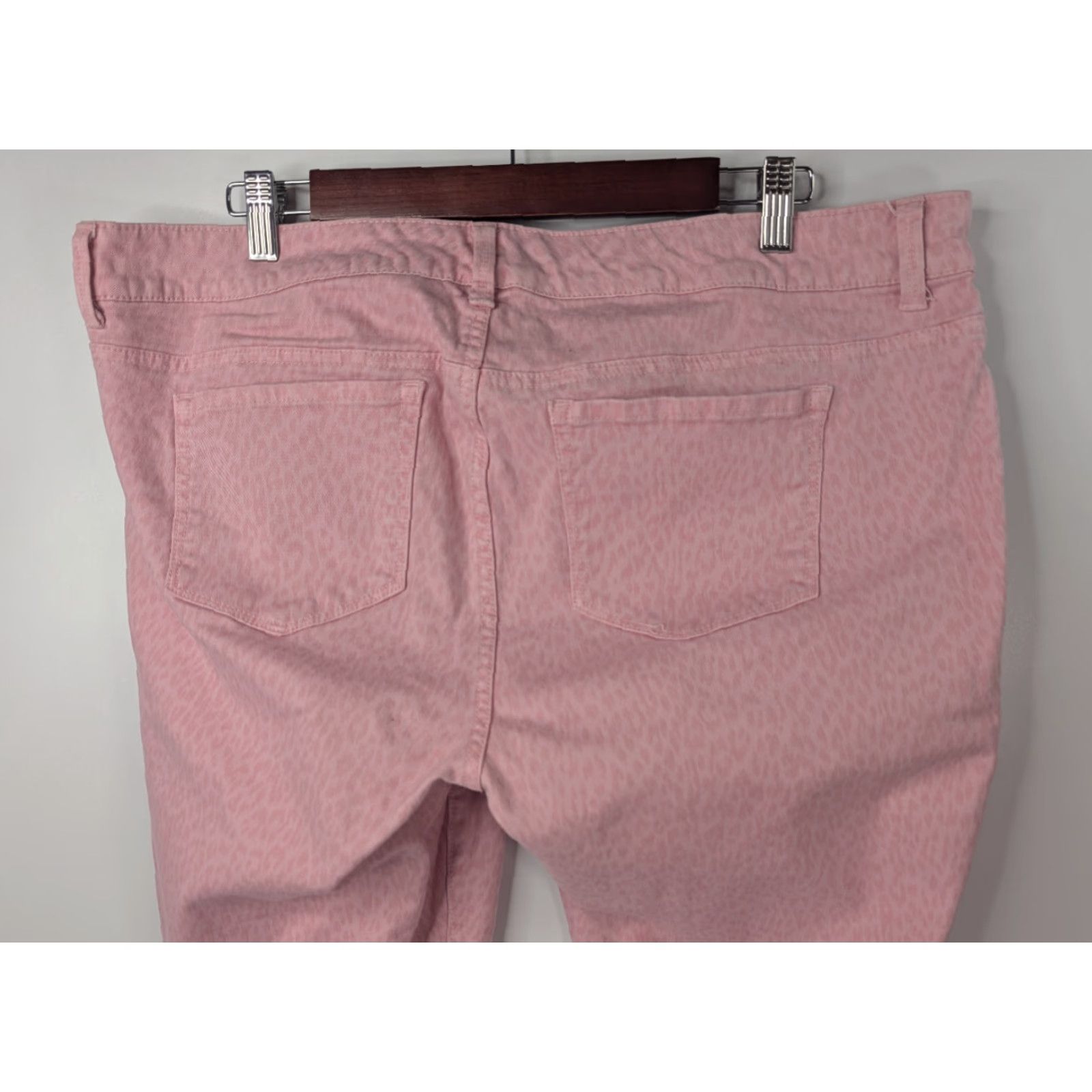 Torrid Torrid Jeans Women 16 Pink Animal Print Denim Skinny Stretch Zip Ankle Size 38" / US 16 / IT 52 - 4 Thumbnail