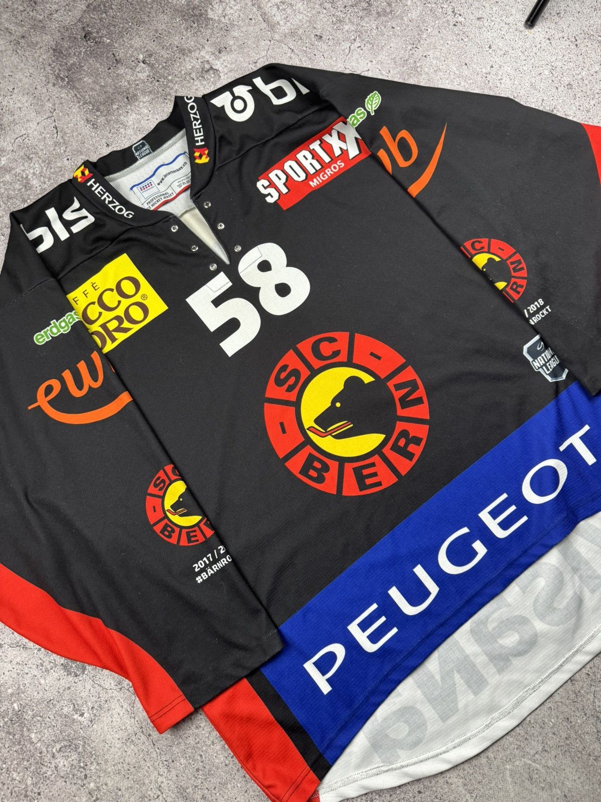NHL × Nike 🇨🇭 Vintage 90s SC Bern Switzerland Hockey Jersey Peugeot #58 Size US XXL / EU 58 / 5 - 4 Thumbnail