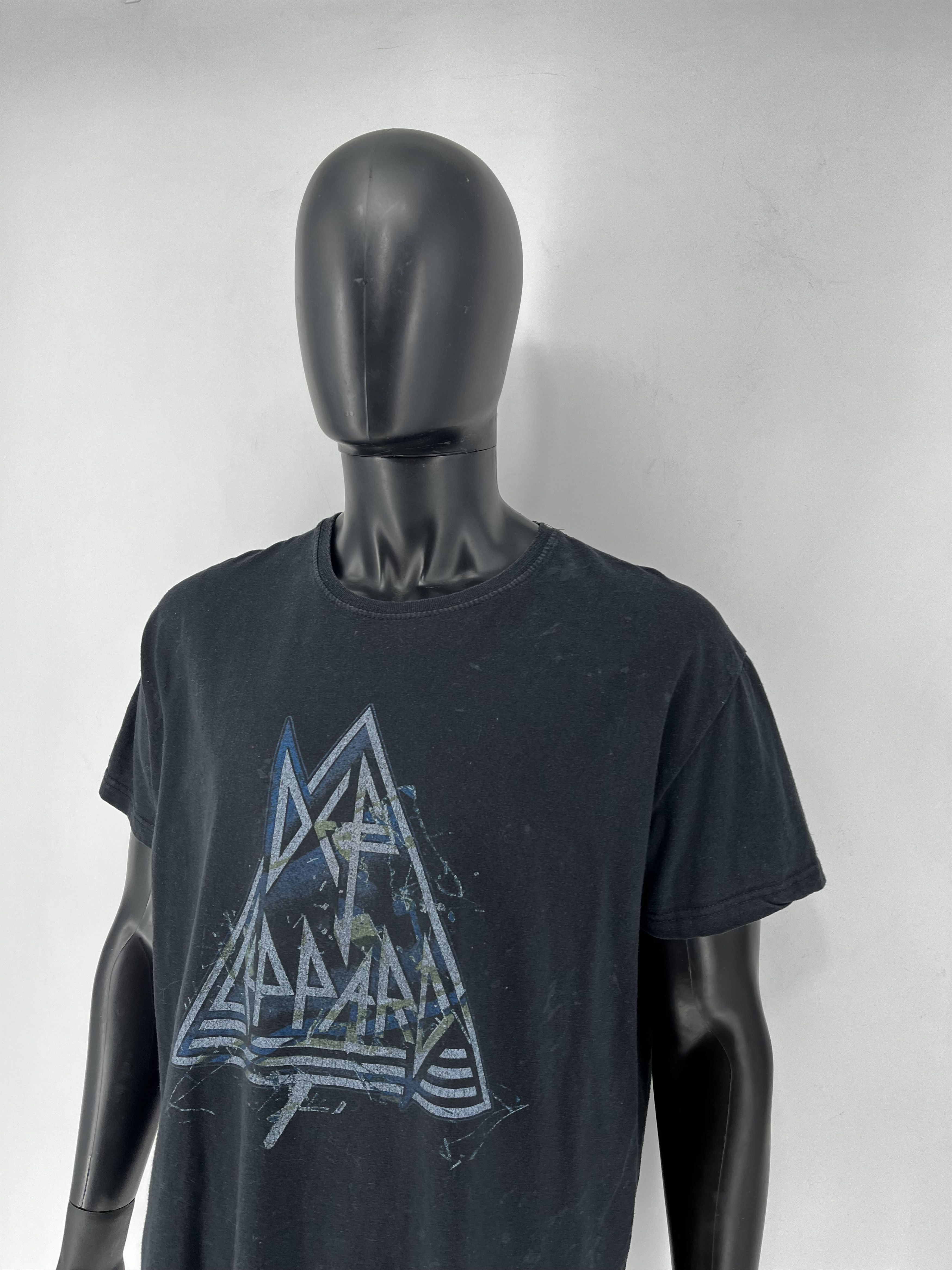 Band Tees Vintage Y2K Def Leppard Band Tee Size L Size US L / EU 52-54 / 3 - 4 Thumbnail