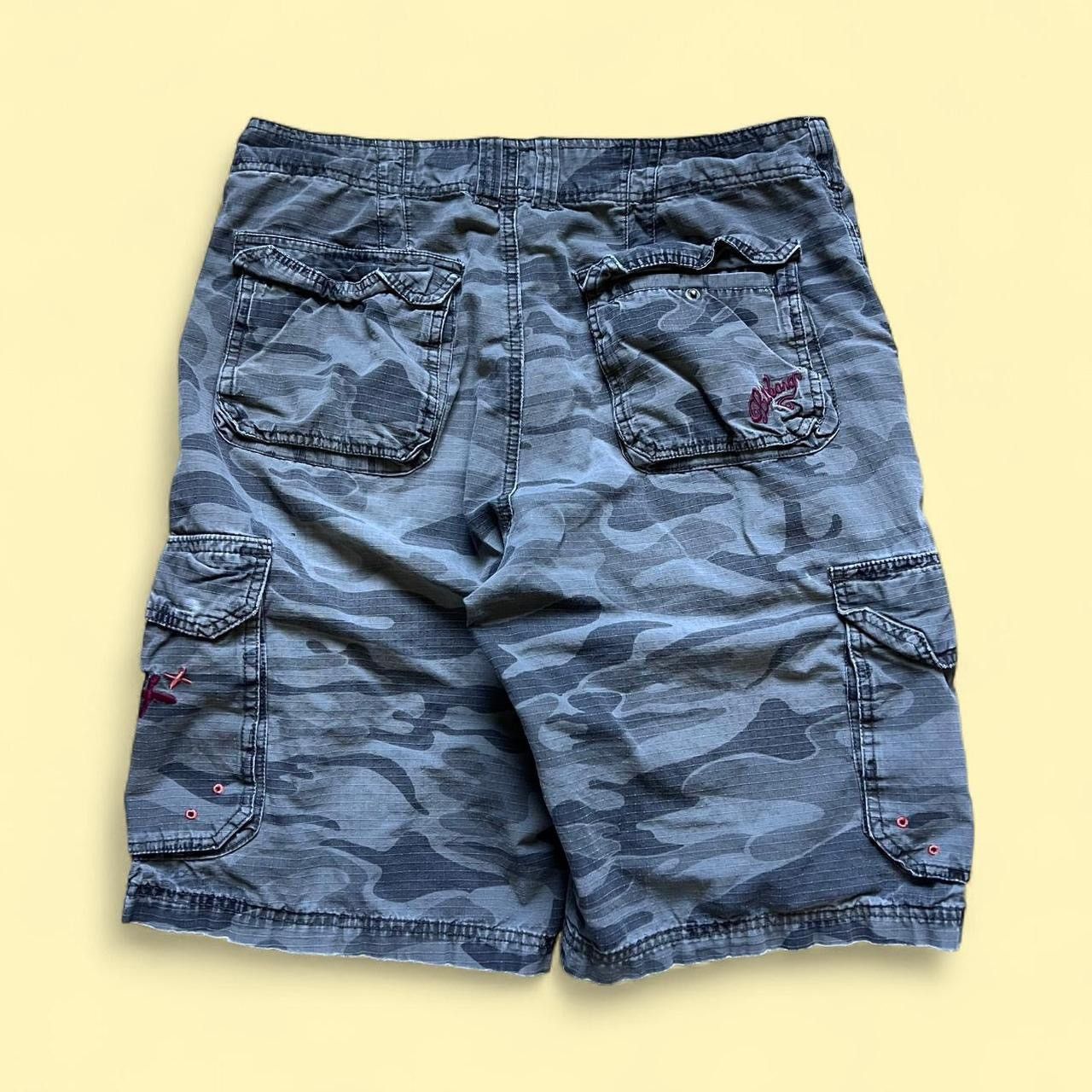 Billabong grayish camo distressed billabong cargo shorts, size 32 Size US 32 / EU 48 - 1 Thumbnail