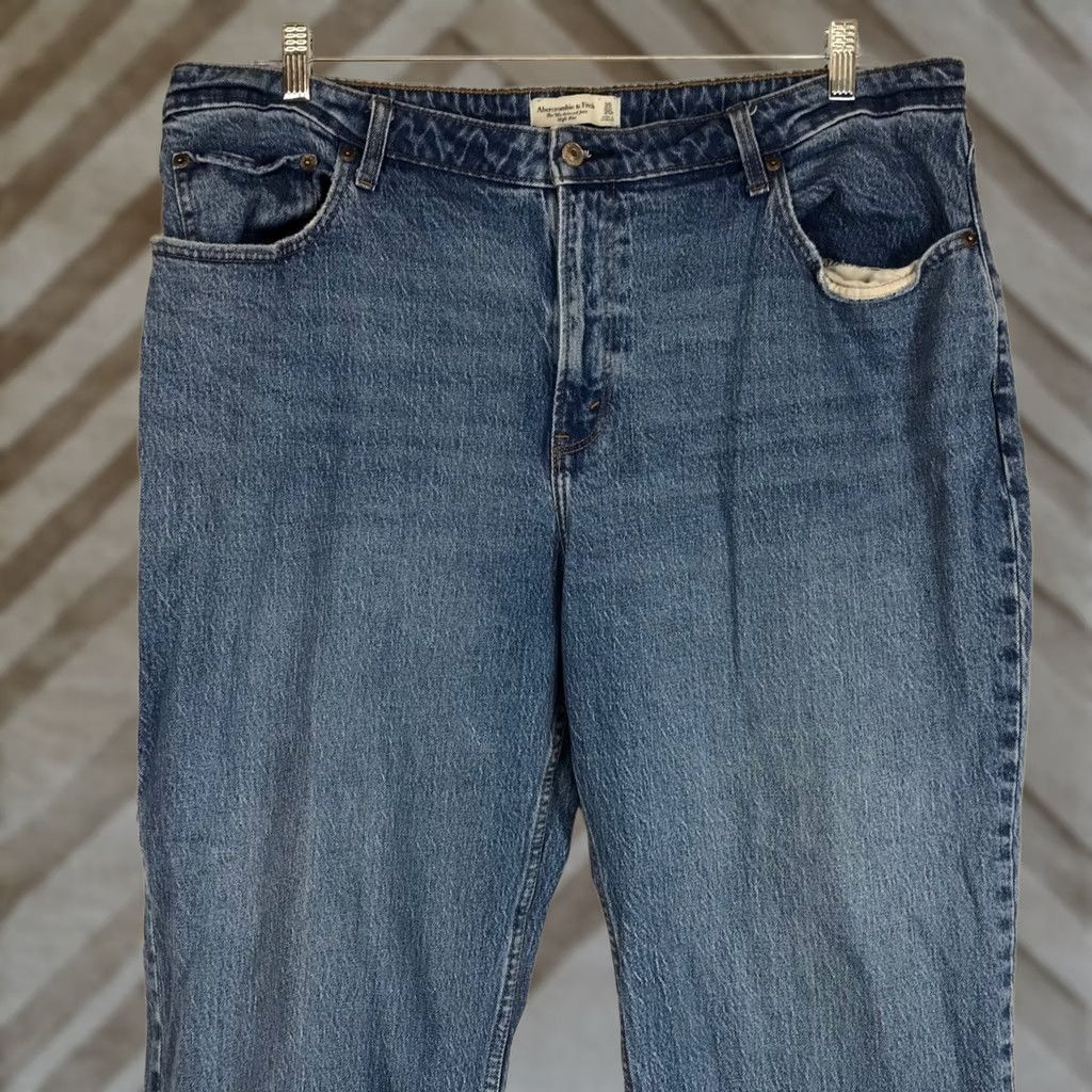 Abercrombie & Fitch VINTAGE Abercrombie & Fitch Curve Love The ’90s Relaxed Jean High Rise 20W Medium Wash Womens Jeans Distressed 5-Pocket Size 42" / US 20 - 1 Thumbnail