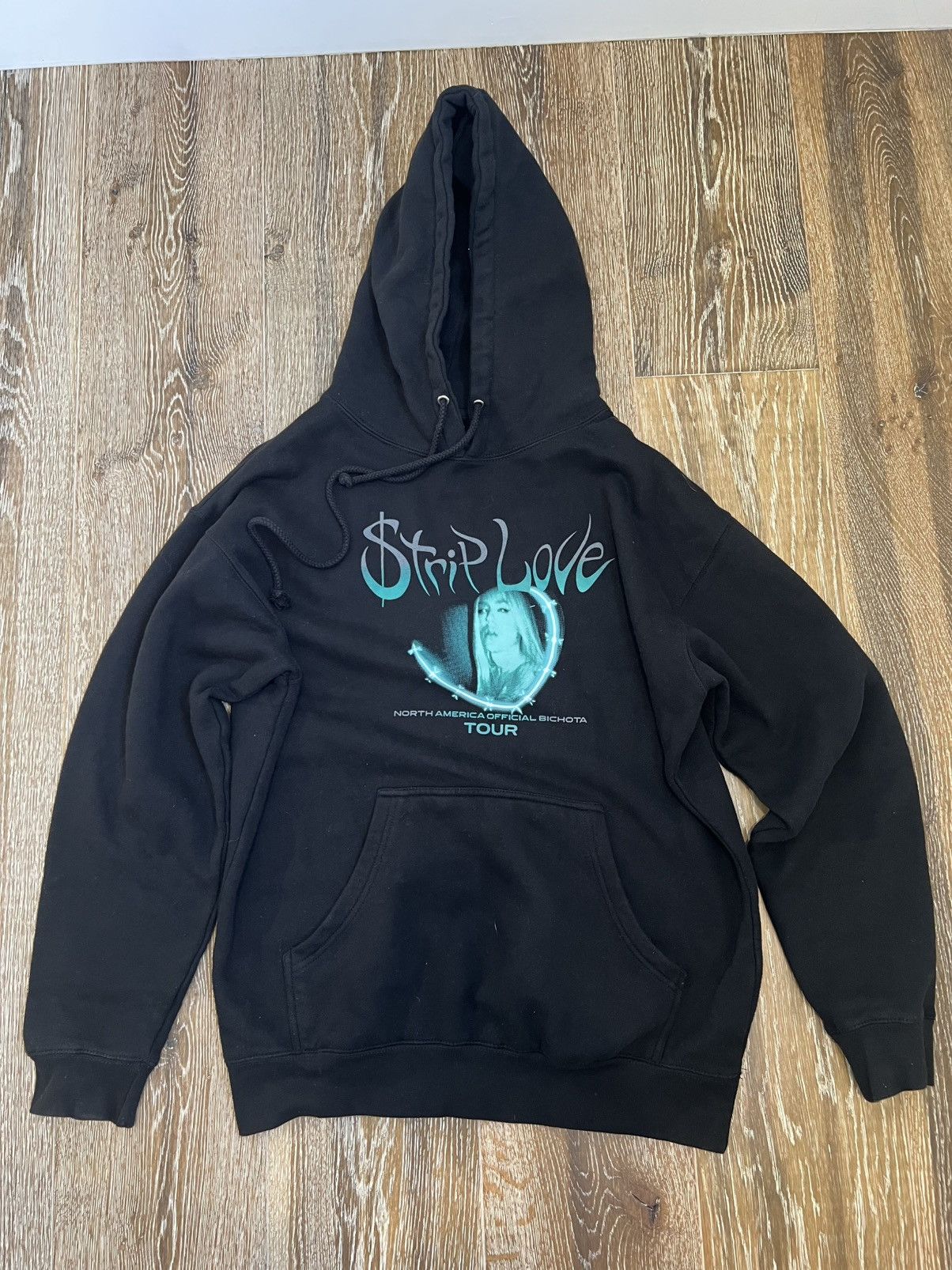 Band Tees Karol G La Bichota Season Strip Love Tour 2022 Sweater Size US M / EU 48-50 / 2 - 1 Thumbnail