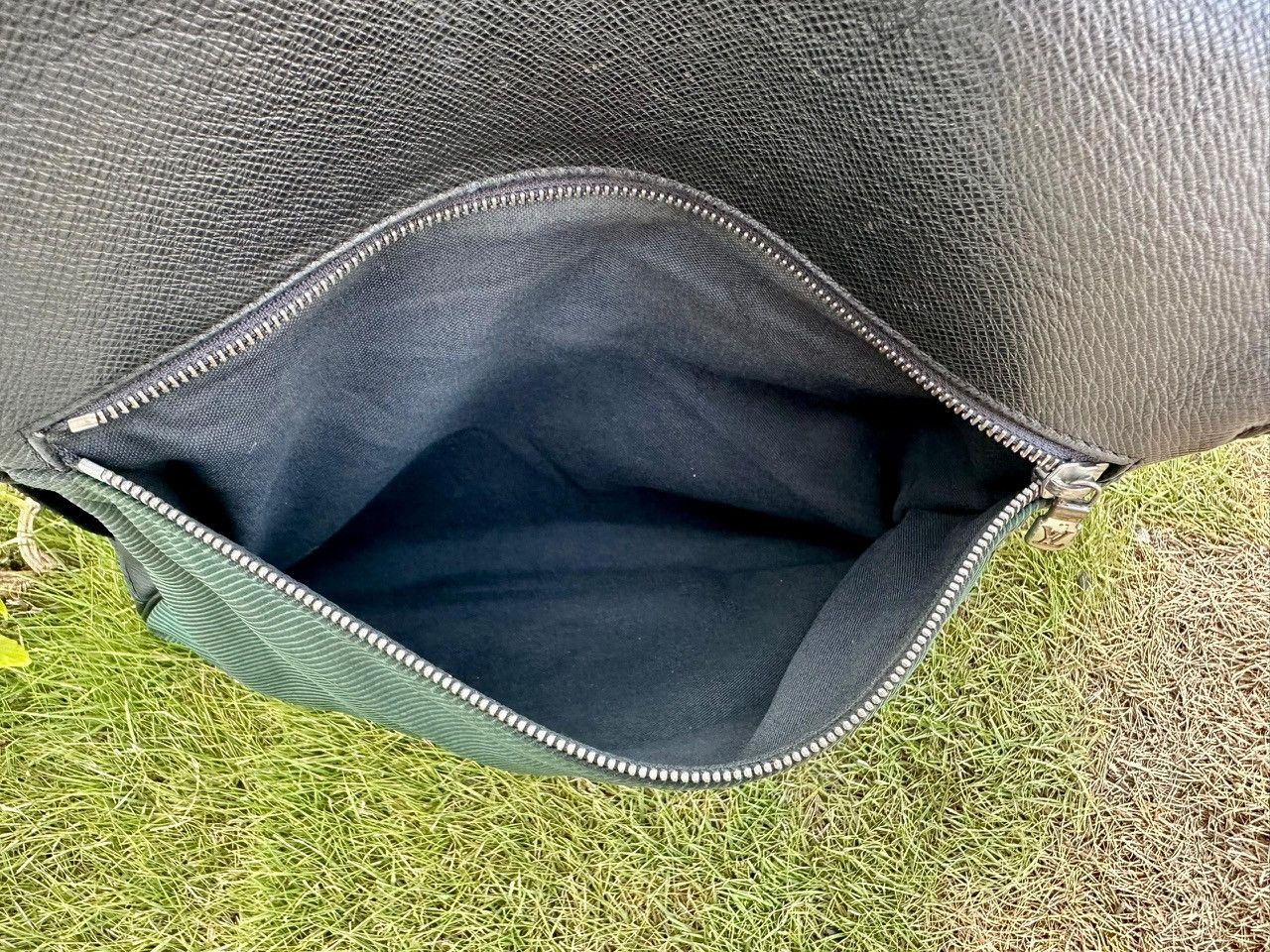 Louis Vuitton Authentic Louis Vuitton Ardoise Taiga Viktor Messenger Bag Size ONE SIZE - 11 Thumbnail