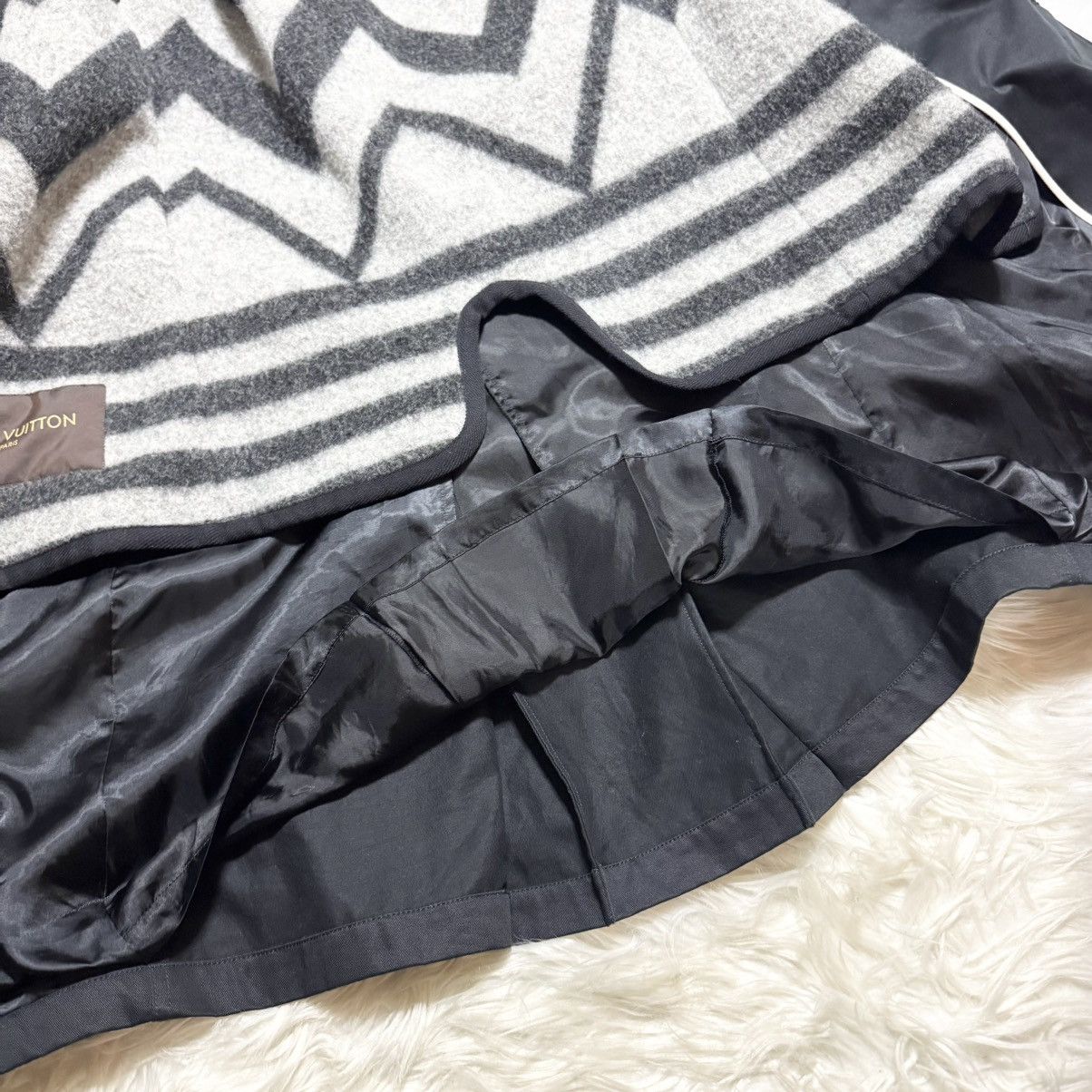 Louis Vuitton Louis Vuitton Lookbook Model 2-Way Trench Coat Size US M / EU 48-50 / 2 - 15 Thumbnail