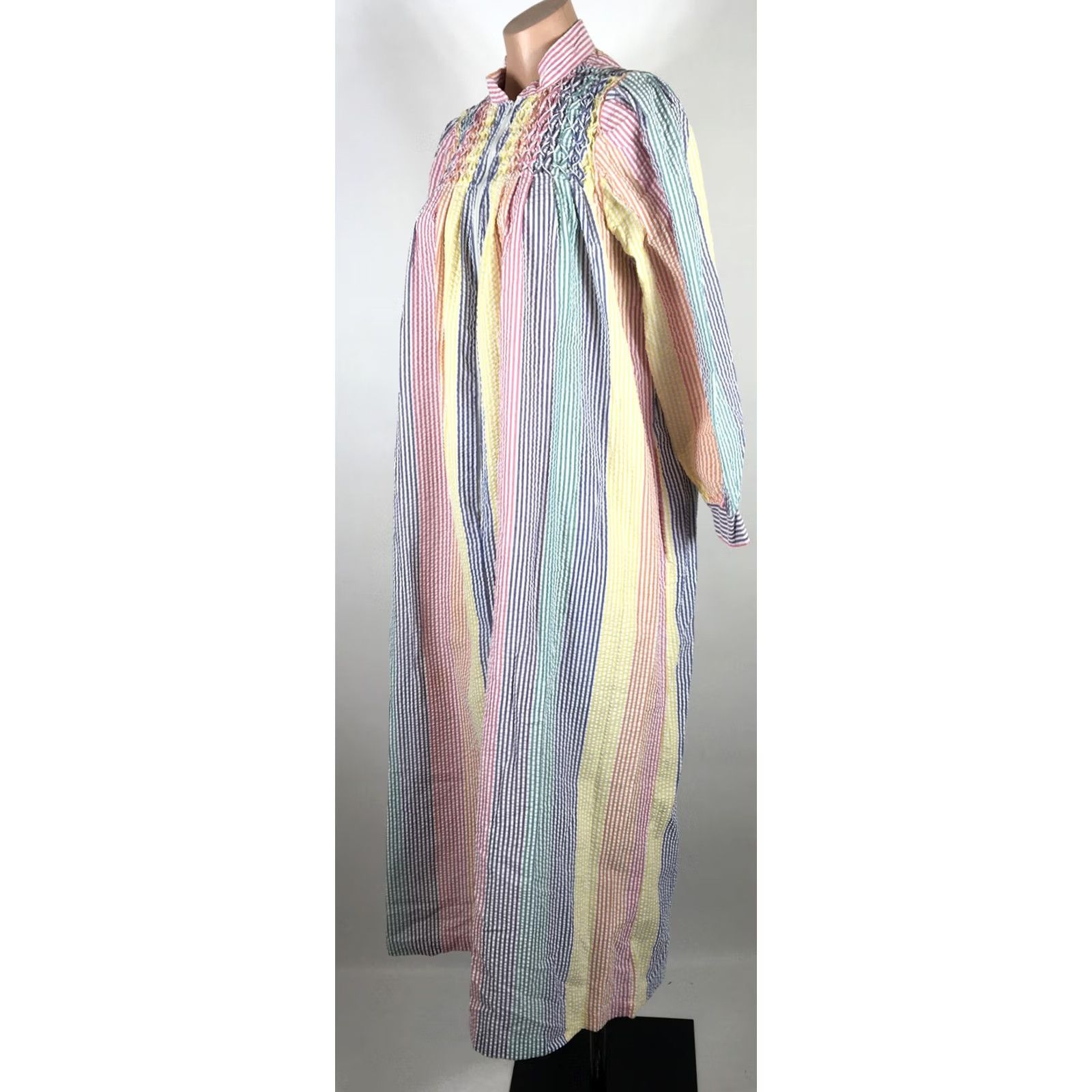 Vintage VINTAGE Saybury Seersucker Zipper Smocked Pastel Stripe House Dress M/L 80s 90s Women’s Pink Blue Yellow Green Cotton/Polyester Mid Century Size M / US 6-8 / IT 42-44 - 3 Thumbnail