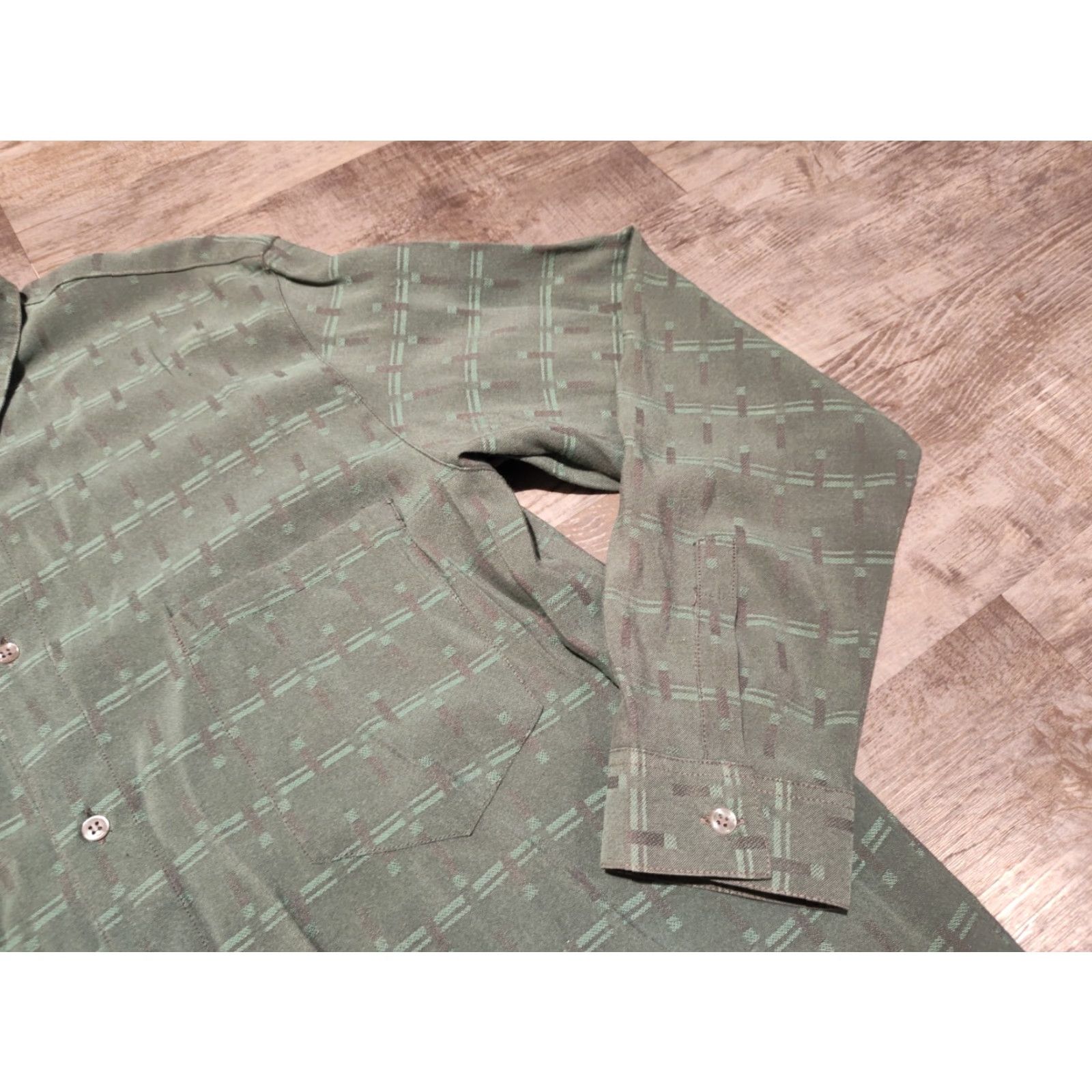 Vintage Vintage Shang-hai Men's Button Up Shirt Rayon Made In Italy Green Size L Size US L / EU 52-54 / 3 - 3 Thumbnail