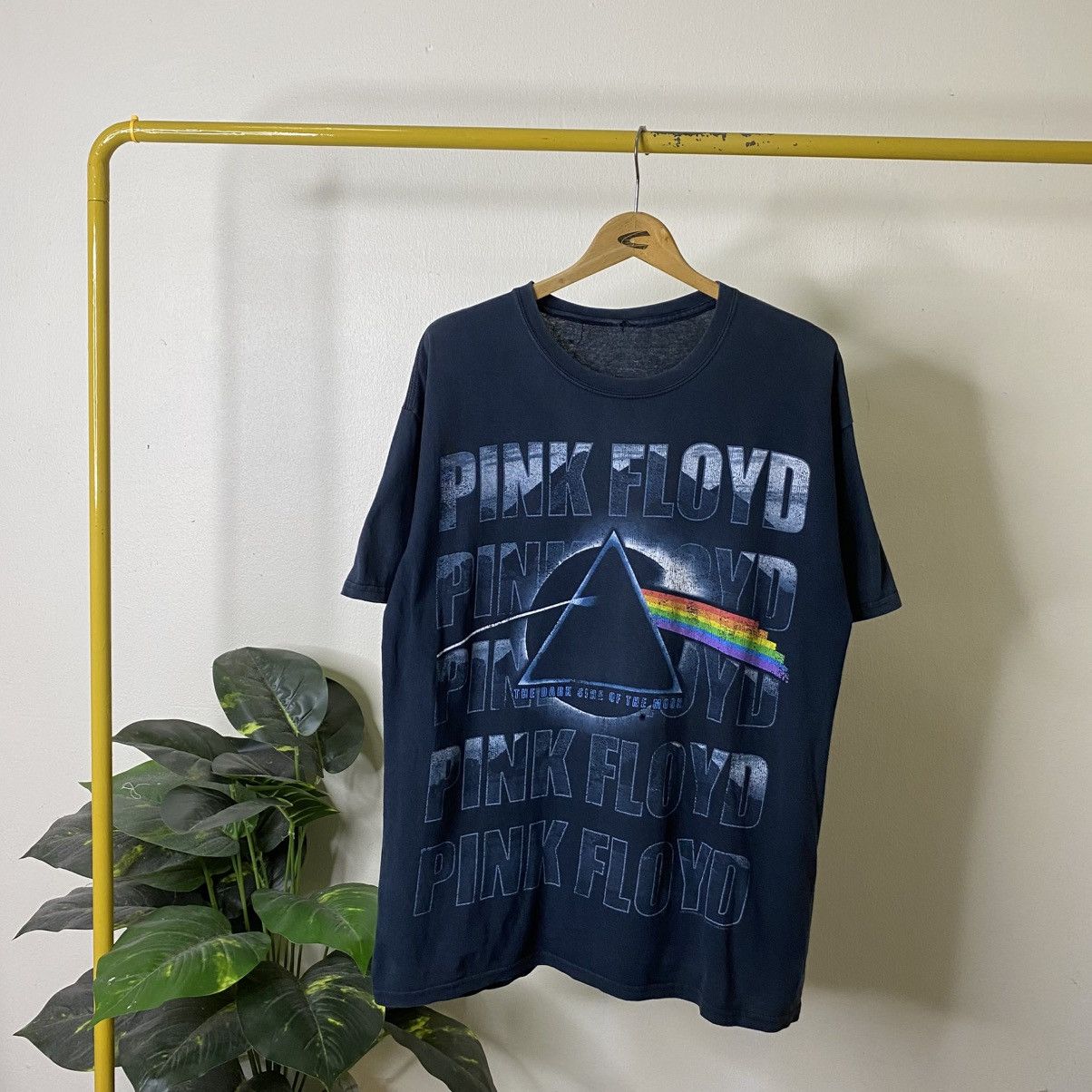 Pink Floyd Vintage 2000s Pink Floyd The Dark Side Of The Moon T Shirt Size US L / EU 52-54 / 3 - 1 Thumbnail