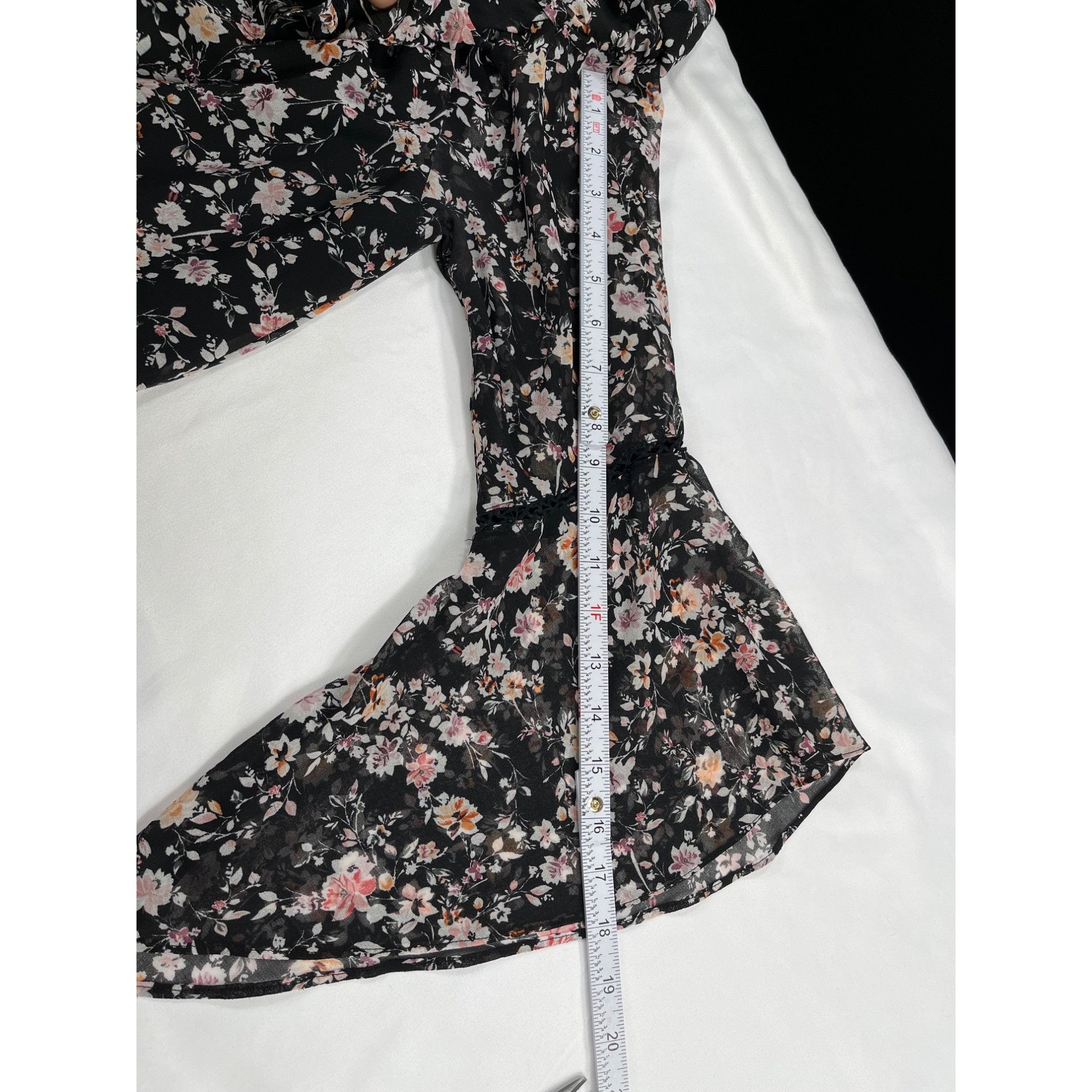 White House Black Market White House black market SKU 7686 Womens Off shoulder Floral Size S / US 4 / IT 40 - 8 Thumbnail