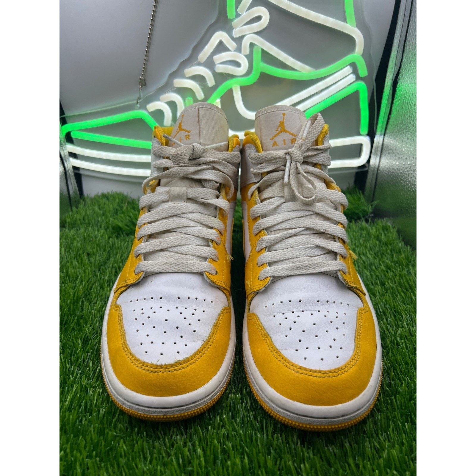 Jordan Brand Nike Jordan 1 Mid White University Gold W Size 8 Size US 8 / IT 38 - 2 Thumbnail