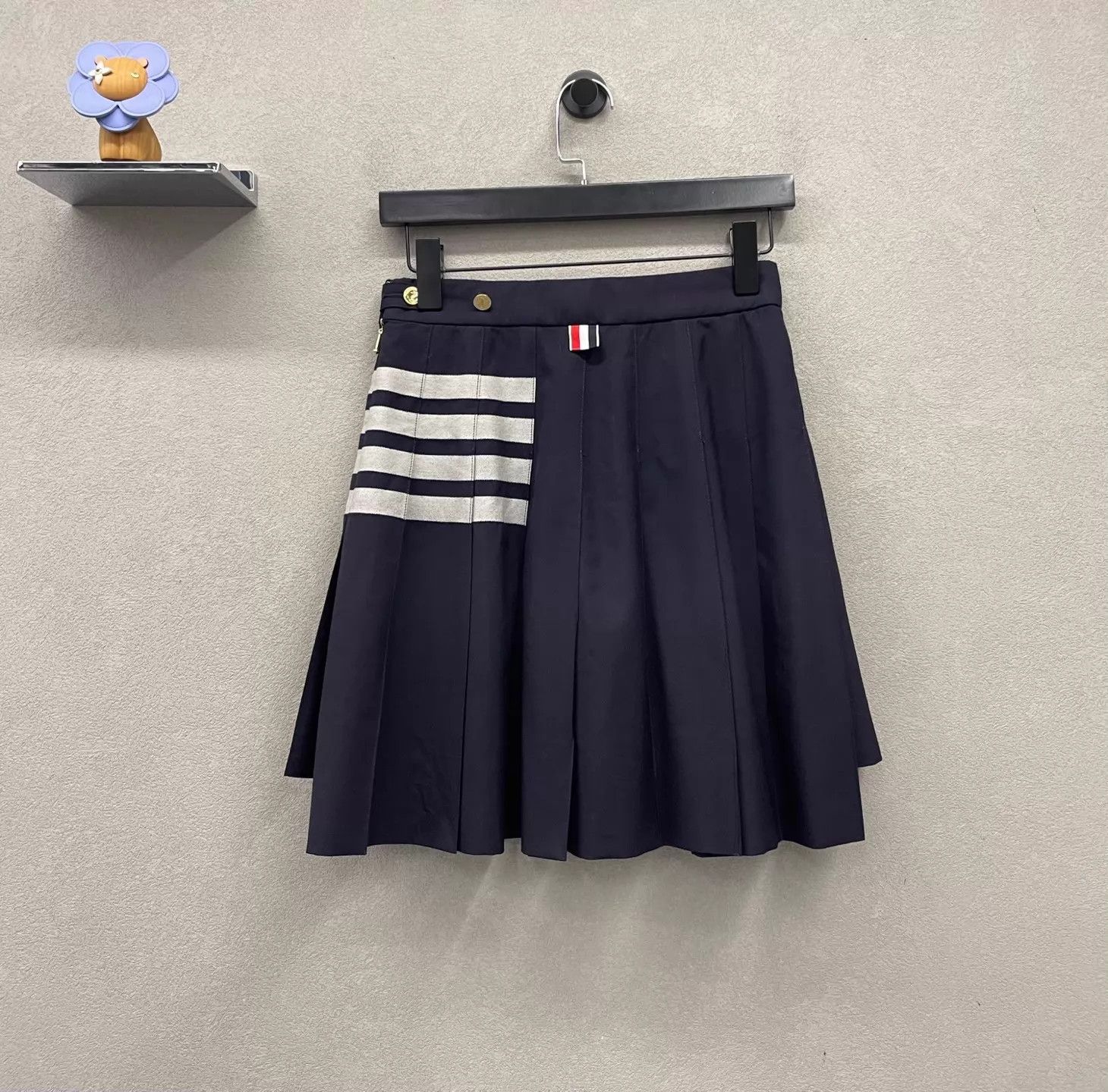 Thom Browne THOM BROWNE Classic 4-Stripe Pleated Short Skirt Women 36 Size 25" / US 0 / IT 36 - 3 Thumbnail
